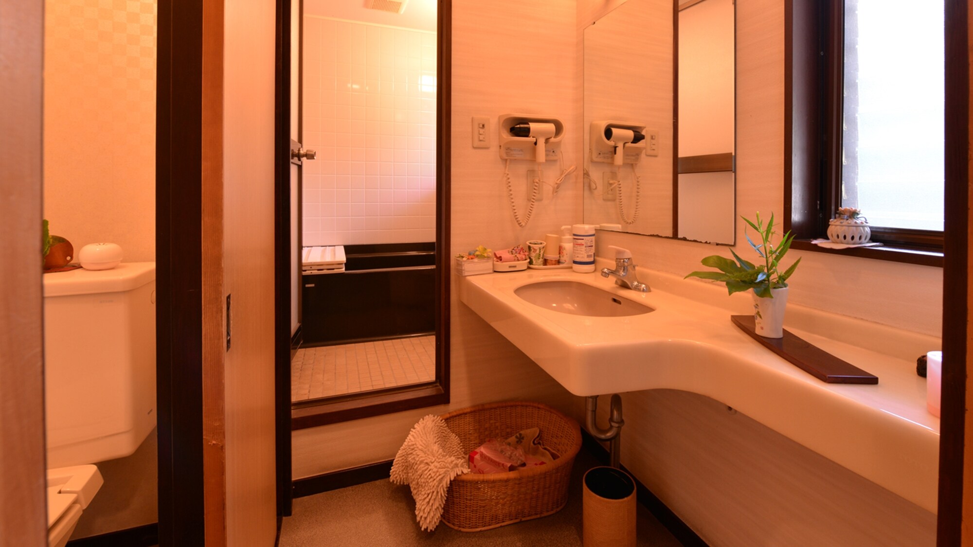 * Japanese-style room (example of guest room) / Washing space with cleanliness in mind.