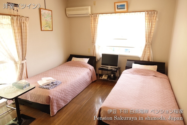 Ini adalah contoh kamar bergaya Barat (twin).