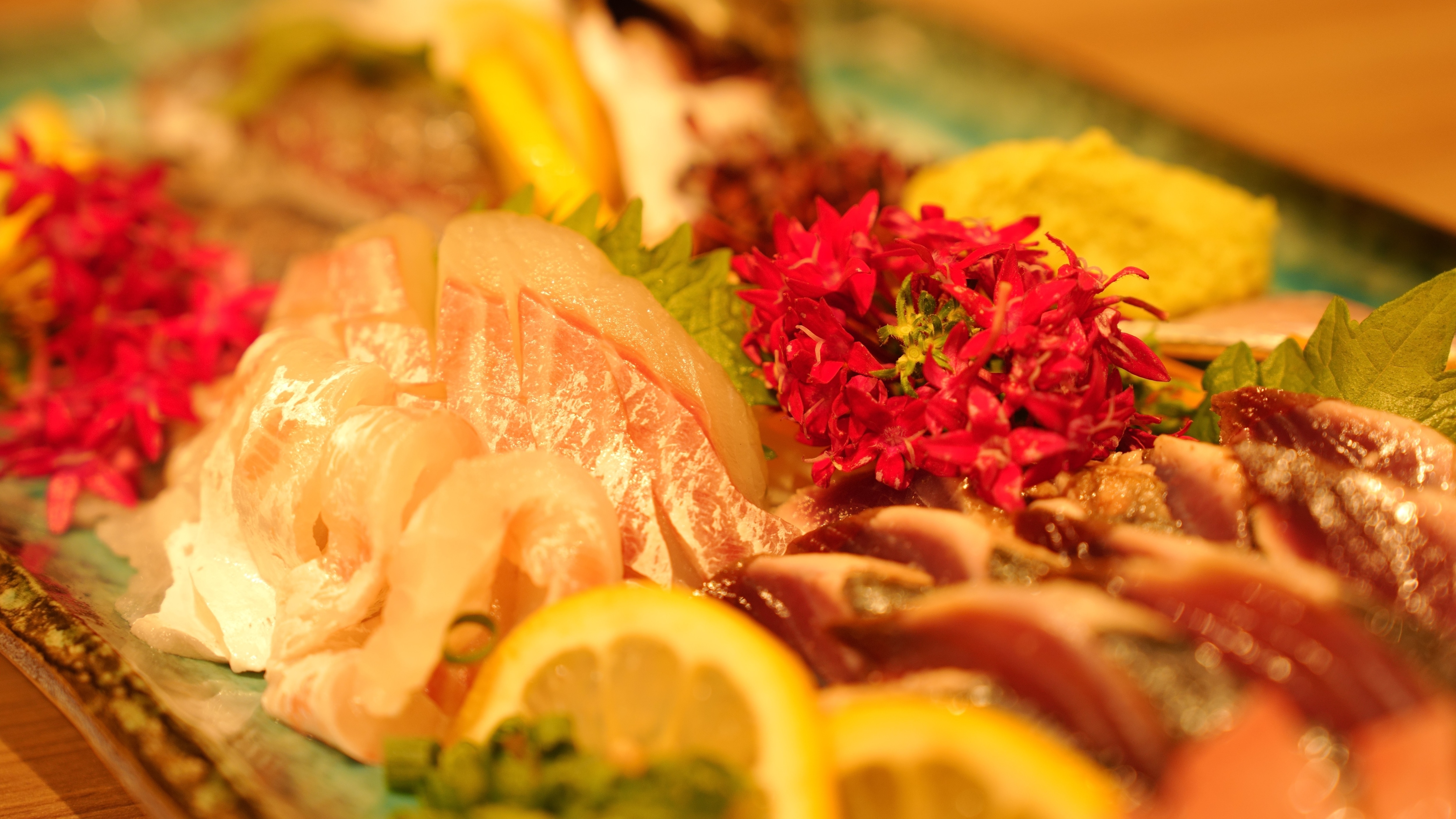 [Partner Restaurant] "Kaisen Butamaru" offers both fresh seafood directly from Kinko Bay and pork from Kagoshima Prefecture.