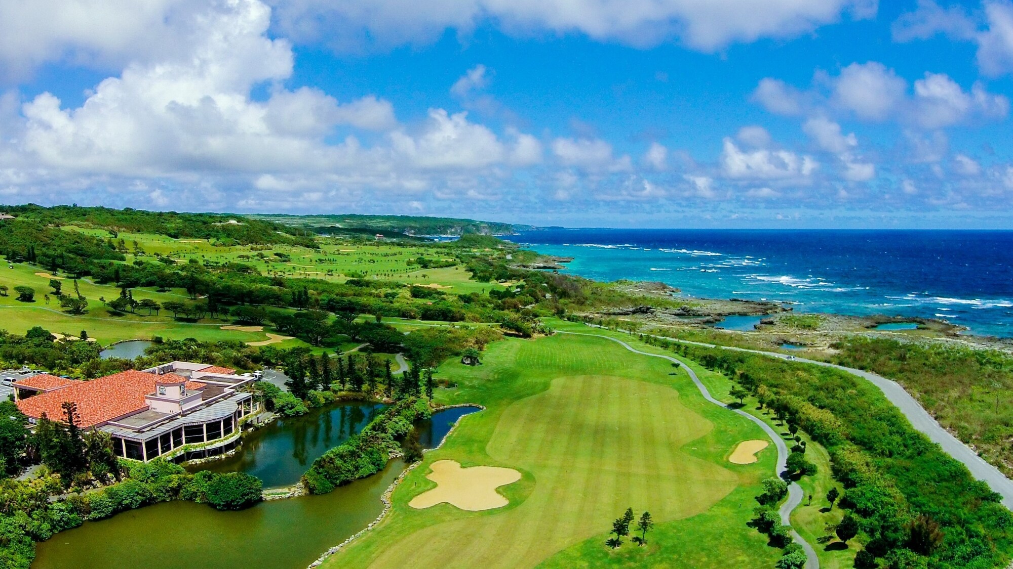 [Shigira Bay Country Club (within the resort)] The only resort course in Japan where you can see the ocean from every hole.