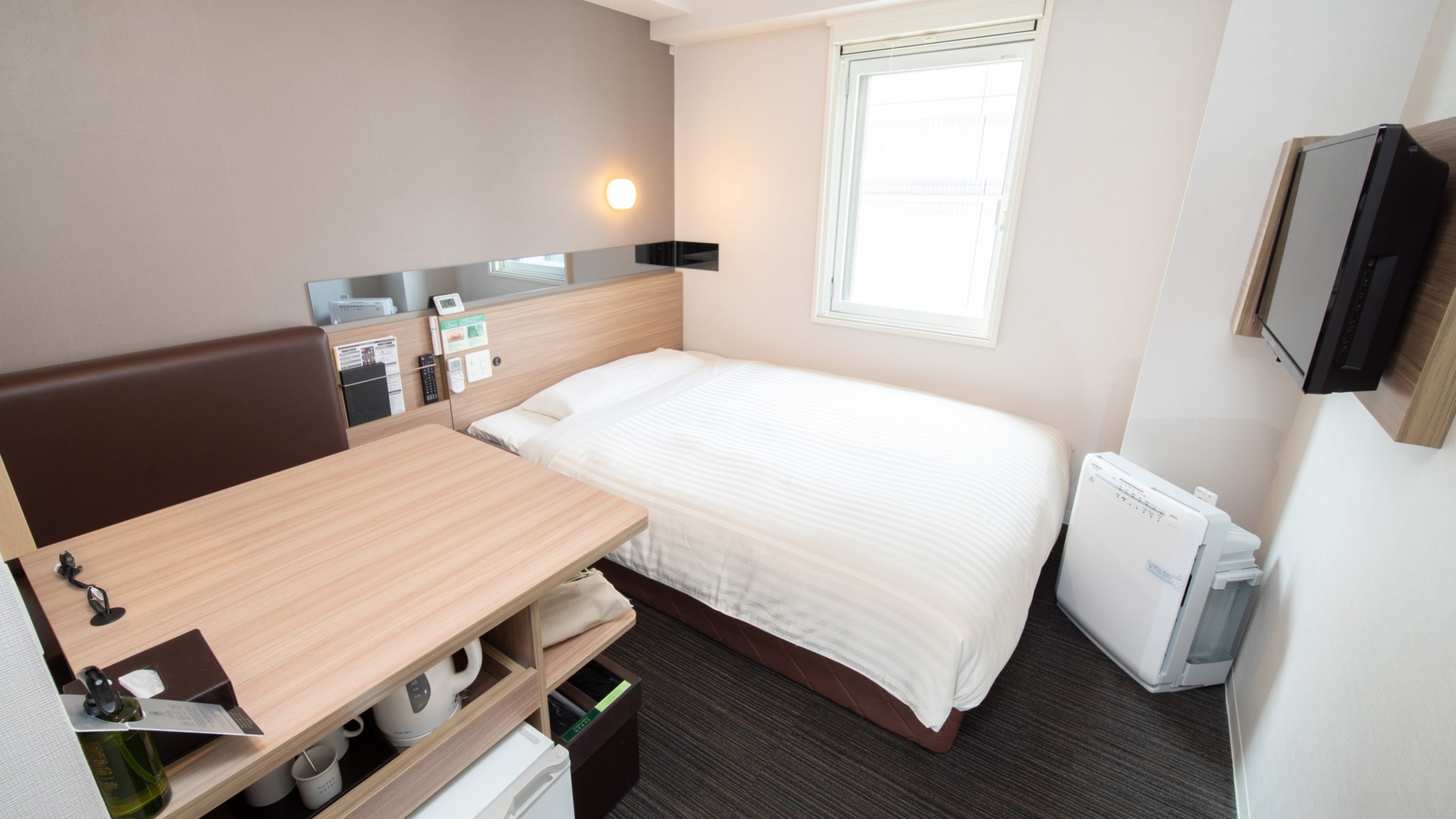 Wide desk and bed size 150cm wide