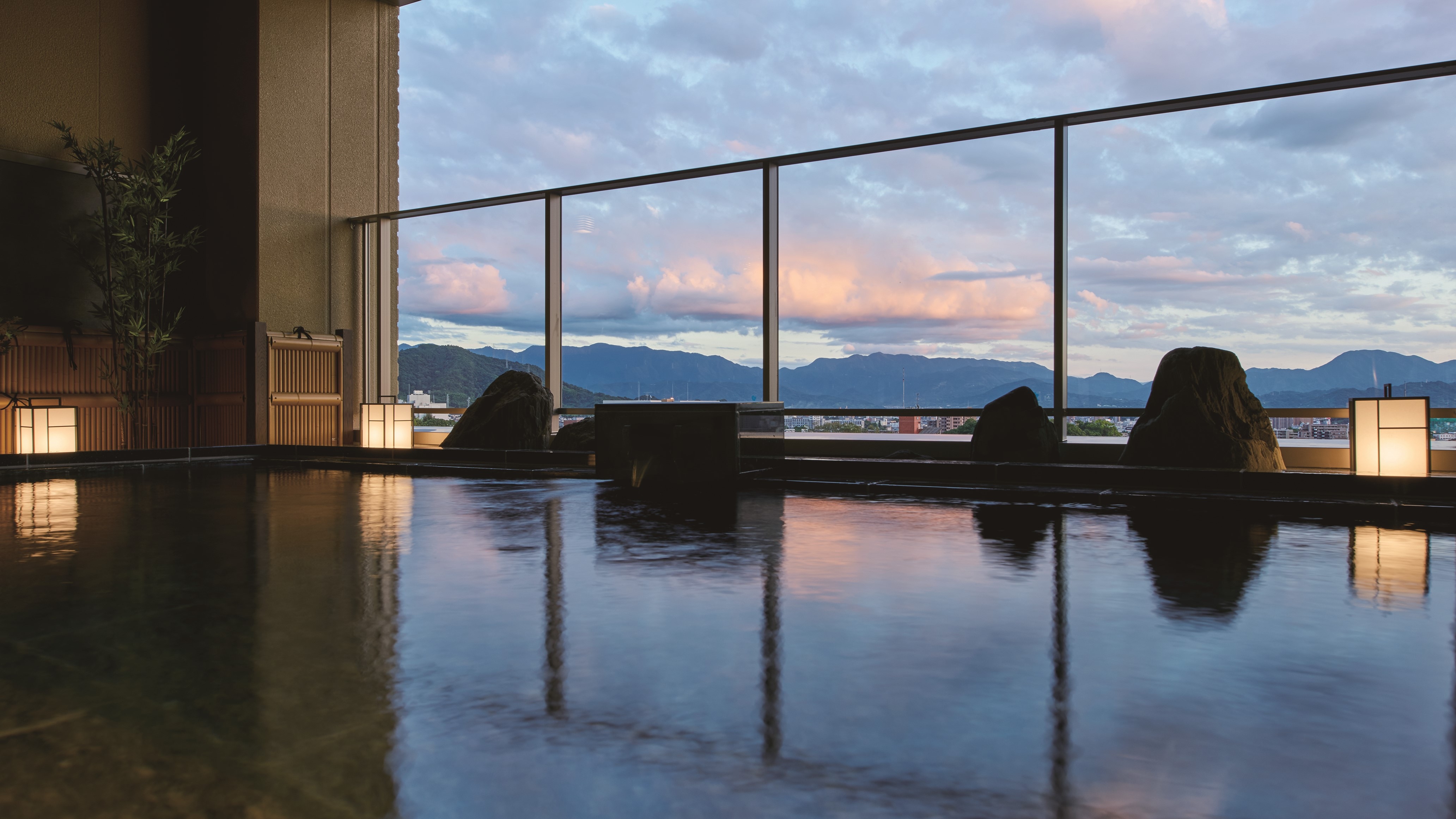 Large communal bath / open-air bath