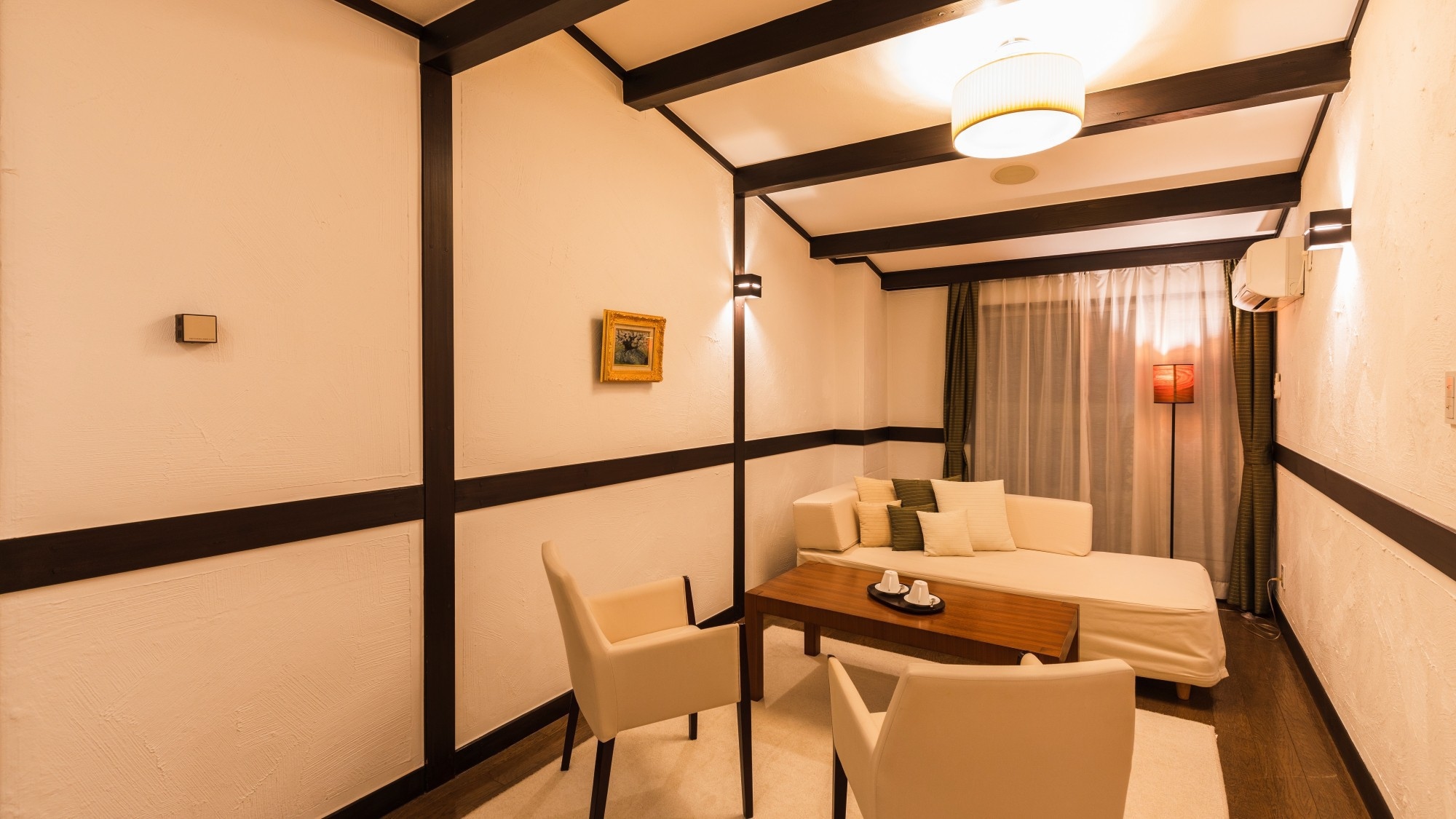 [Comfort Twin] From the spacious living room and bedroom, you can see the beech forest colored by the four seasons.