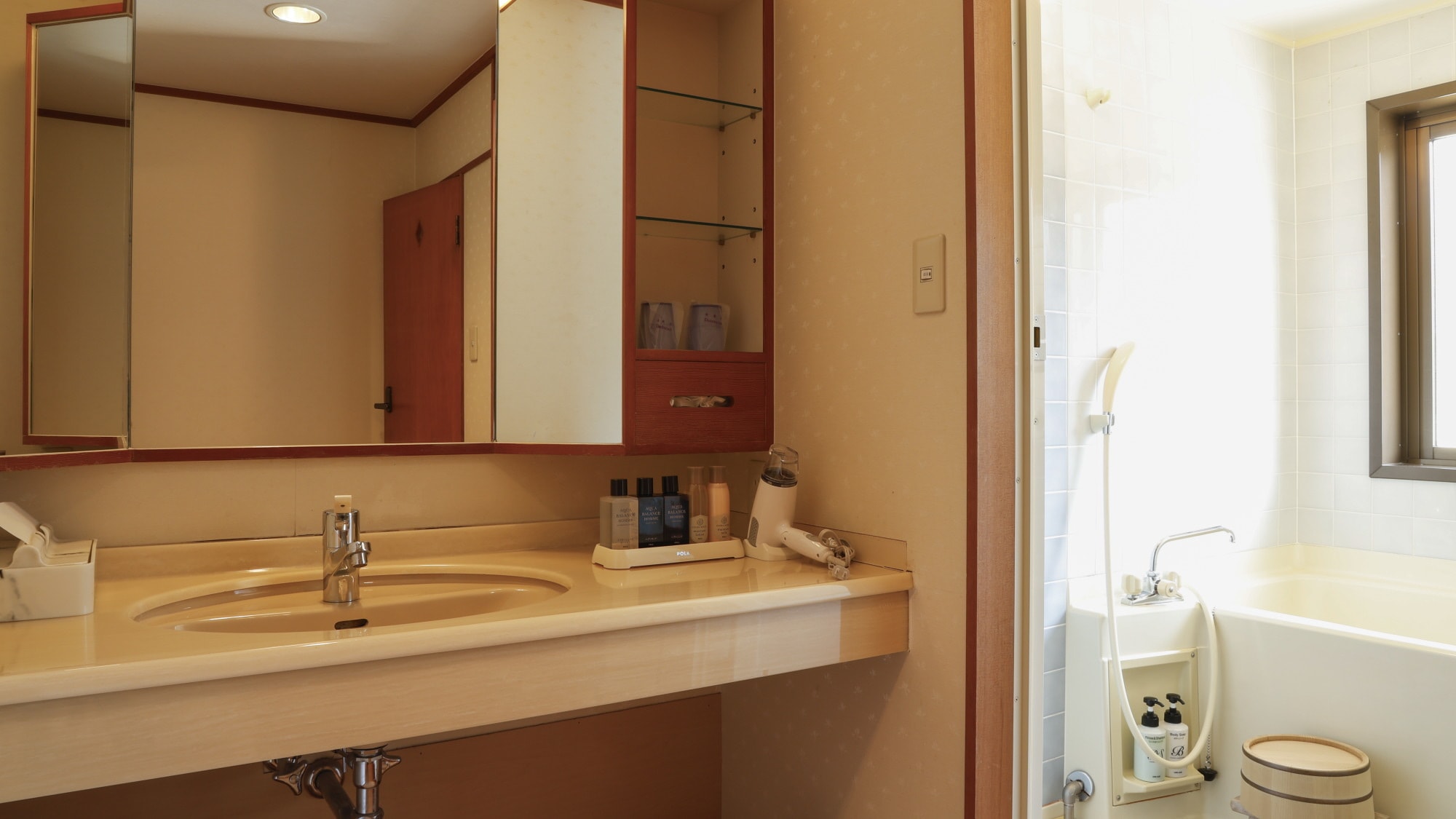 ■Perabotan kamar mandi: Pengering rambut, losion, losion susu, dan produk penata rambut. Mandi: Sabun badan dan sampo bilas