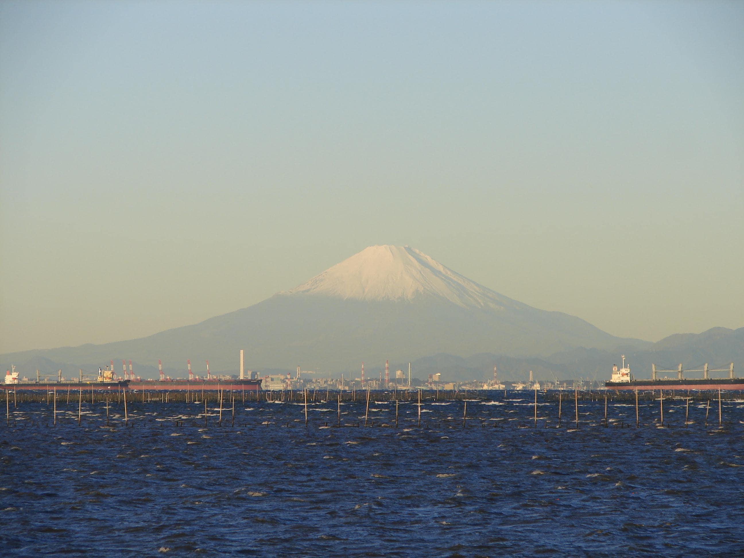 在冬天的阳光明媚的日子里，你可以看到这样的富士山♪