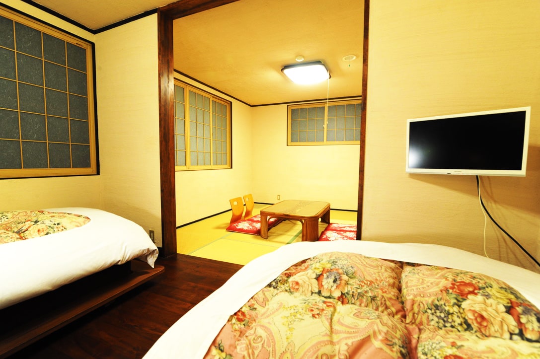 Japanese-Western style room with twin bed (11m2) + 8 tatami Japanese-style room