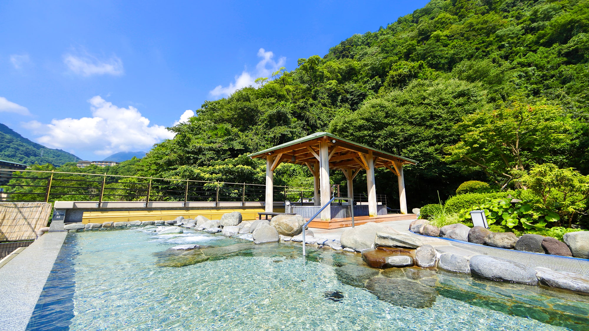 [Pemandian terbuka di langit] Waktu yang mewah untuk menikmati pemandian air panas sambil melihat empat musim Hakone yang kaya