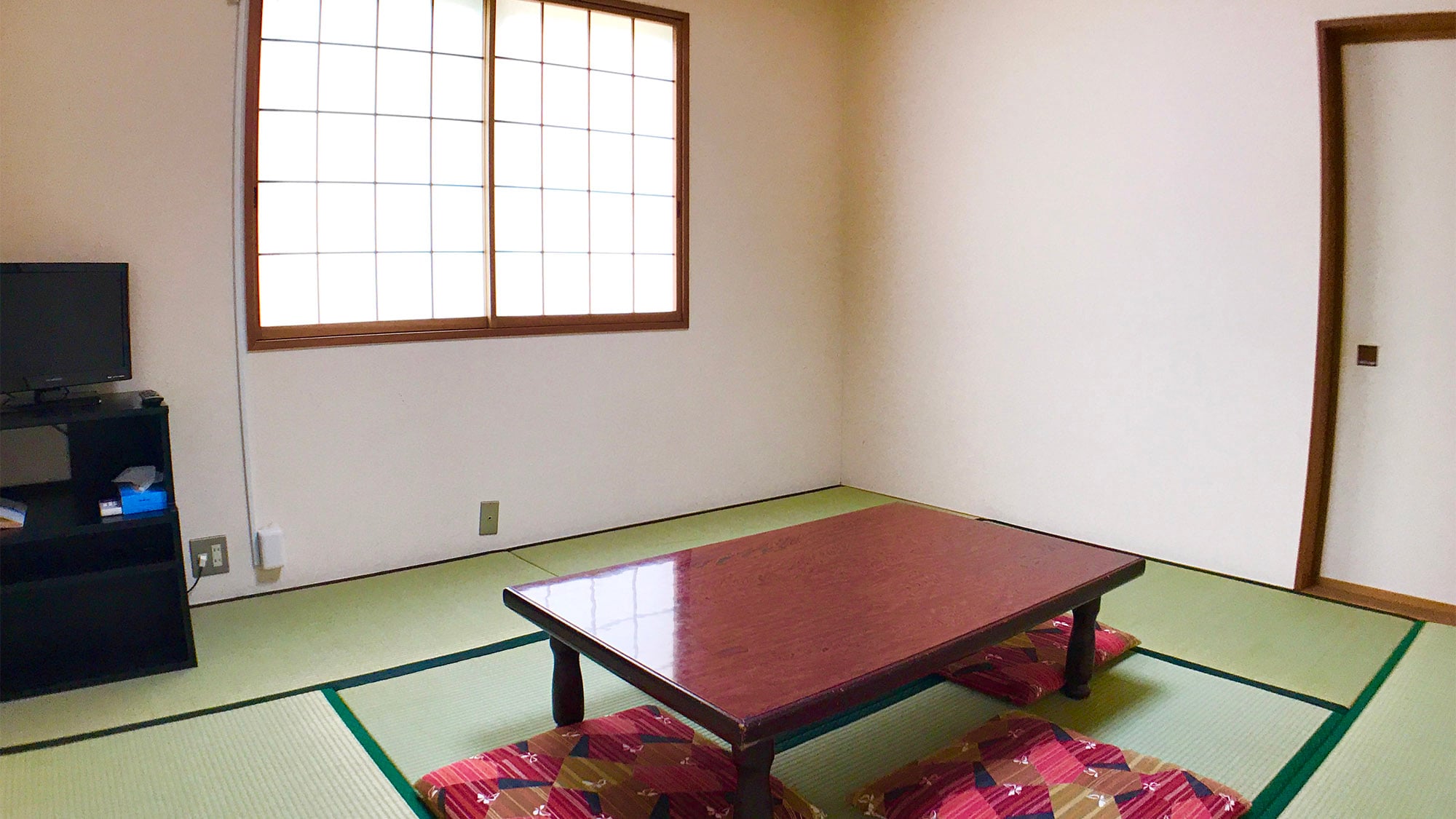 [Japanese-style room] Please stretch your arms and legs on the tatami and relax.