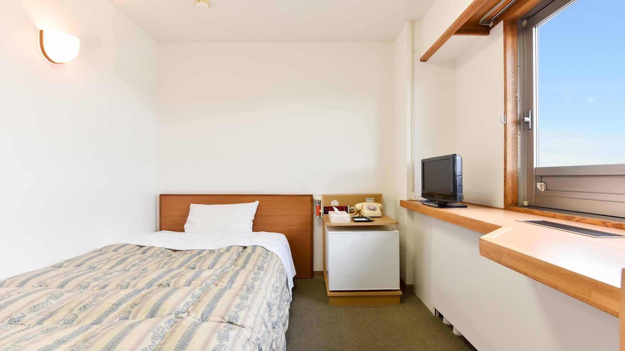 *[Example of guest room] Single room (with bathroom and toilet) / Both non-smoking and smoking types are available.