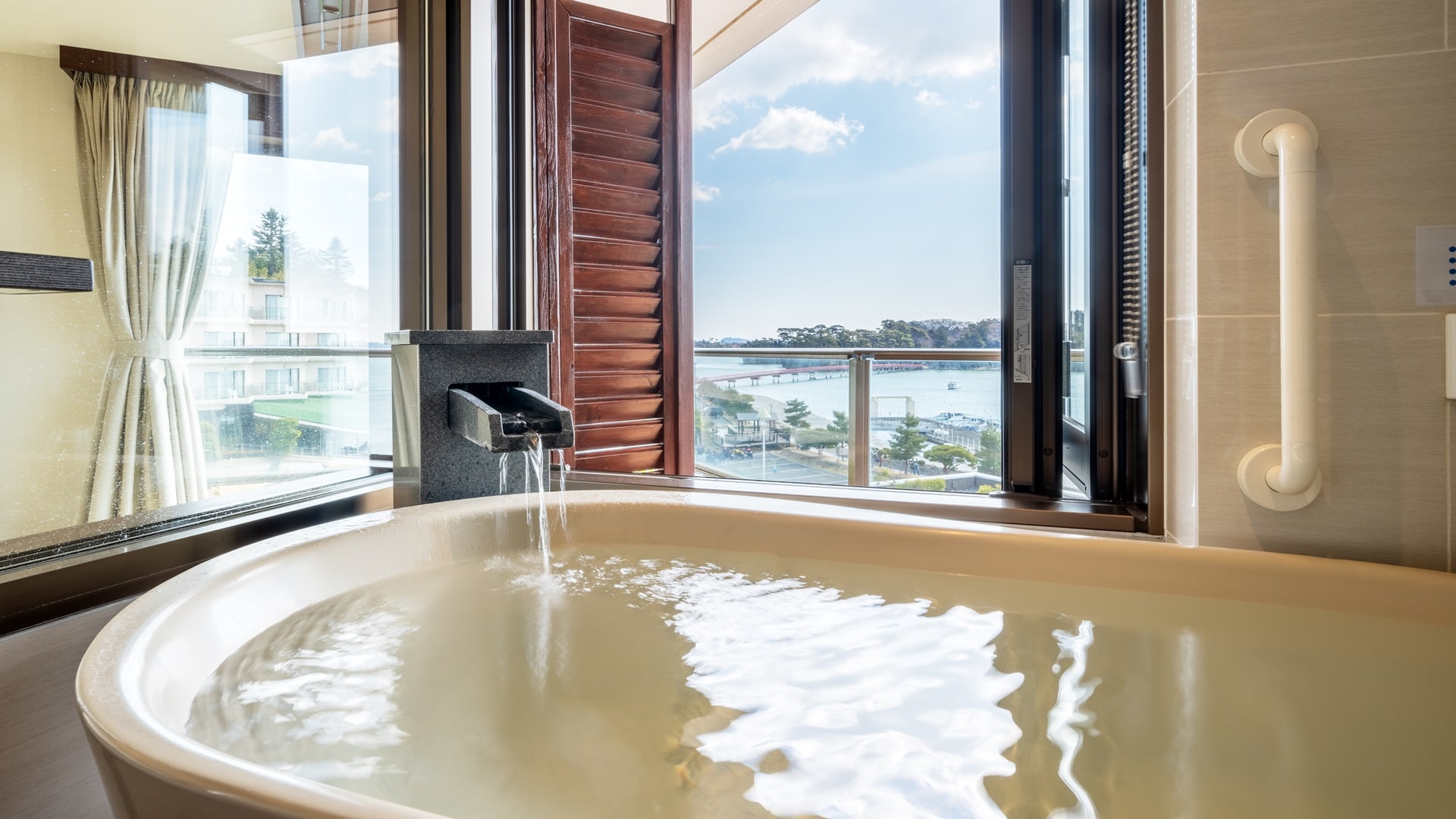 Guest rooms with hot spring semi-open-air baths “Meigetsu” and “Fazetsuki”