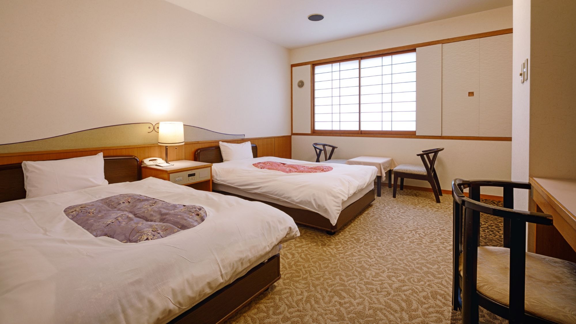 ◆ Phòng đôi tiêu chuẩn kiểu phương Tây | Tầm nhìn hướng về phía thành phố, với khung cảnh dãy núi và thị trấn.