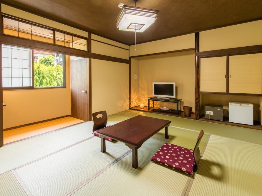 Japanese-style room (Tojinbo room, toilet included) <40-inch BS TV installed>