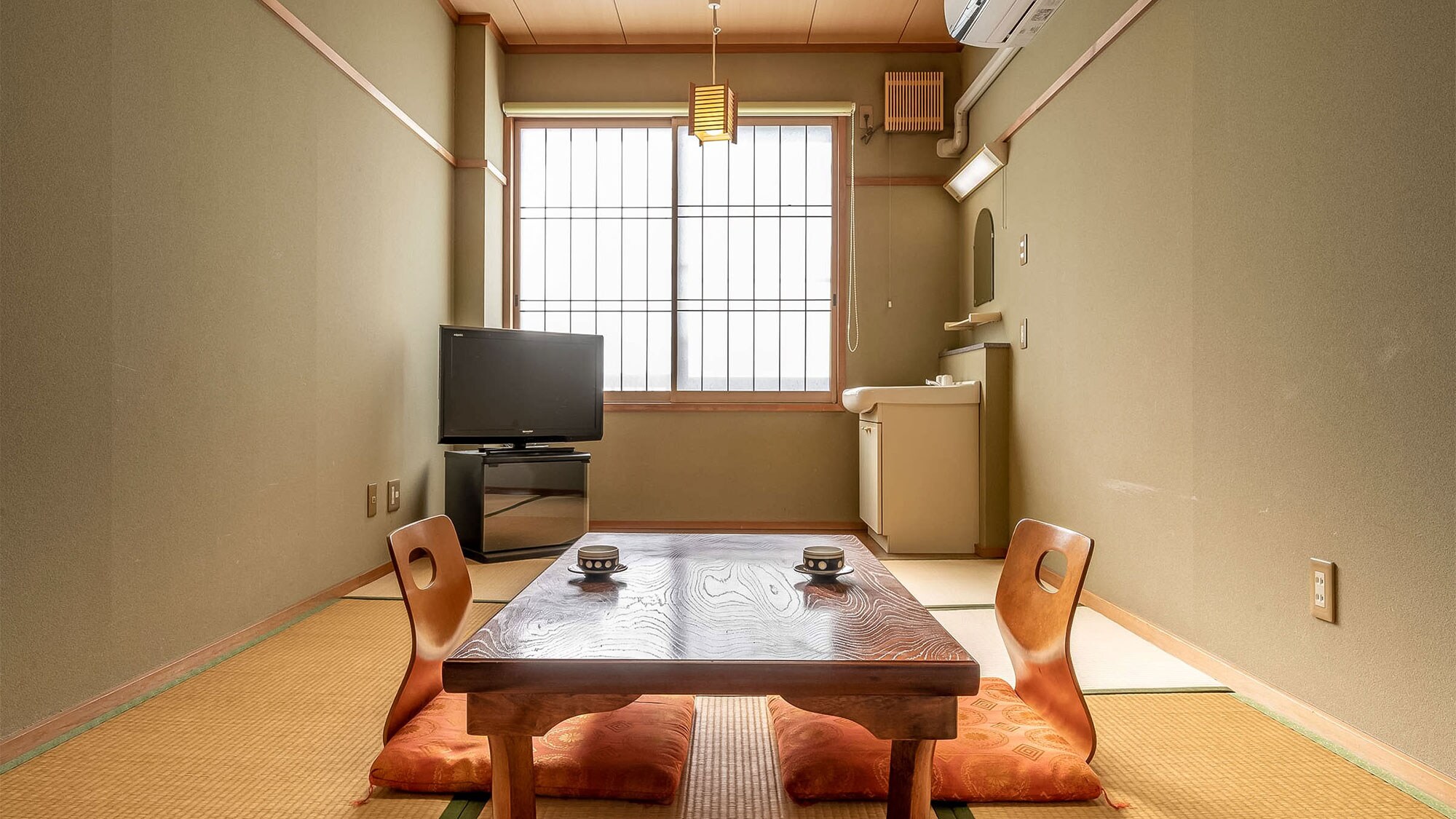 ・[8 tatami Japanese-style room] A compact and relaxing 8 tatami Japanese-style room for 2 people