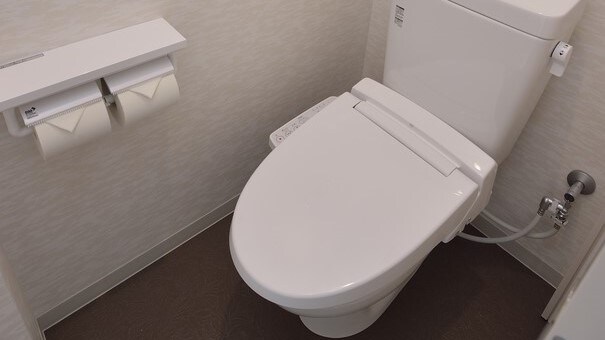 Of course, the toilet is equipped with a washlet!