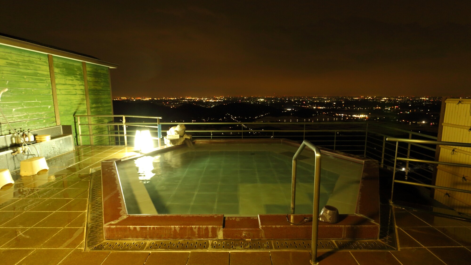 [Top floor panoramic open-air bath "Clouds Above the Water"]