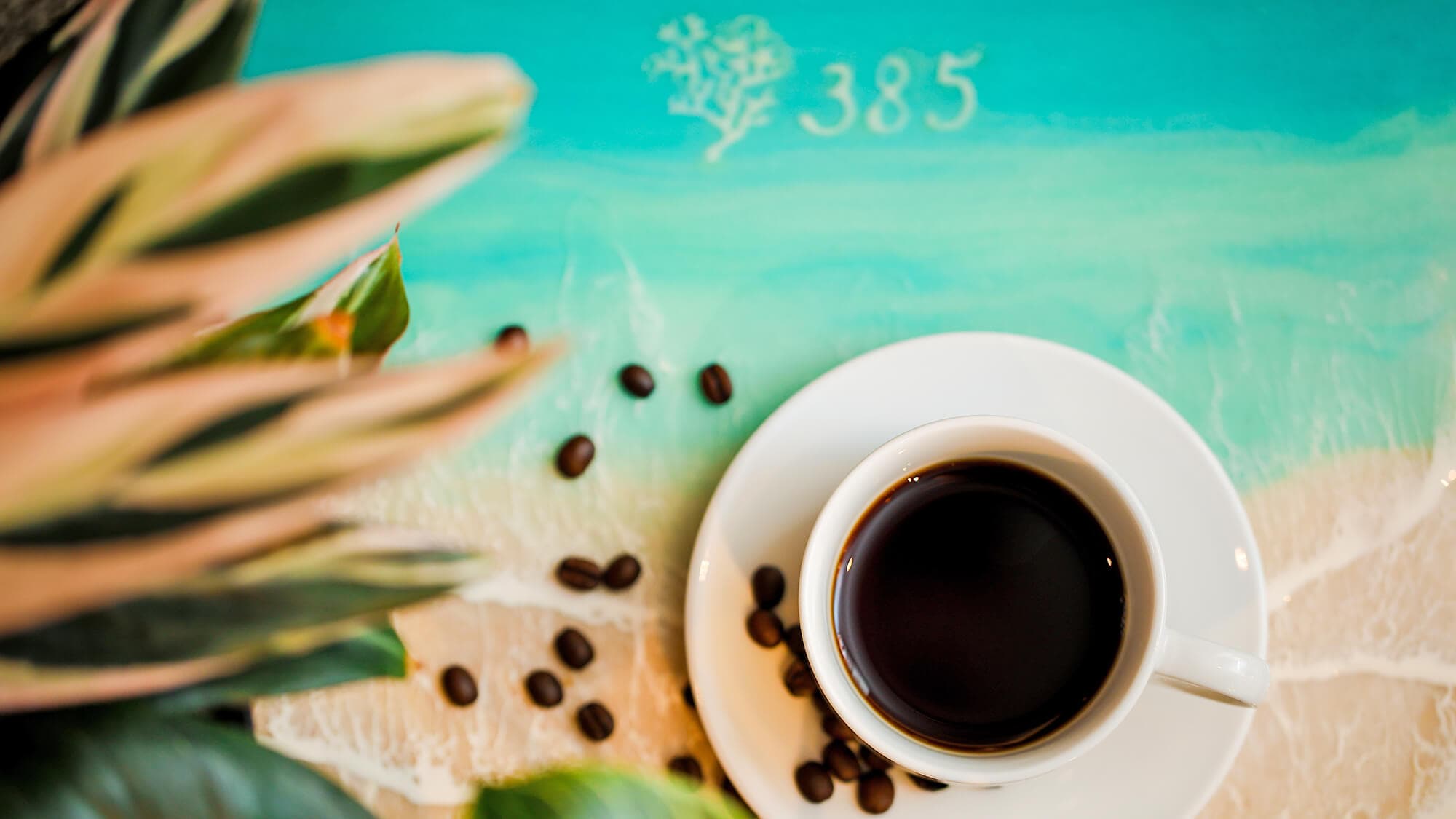 Hotel385: Nikmati istirahat yang menenangkan dengan secangkir kopi.