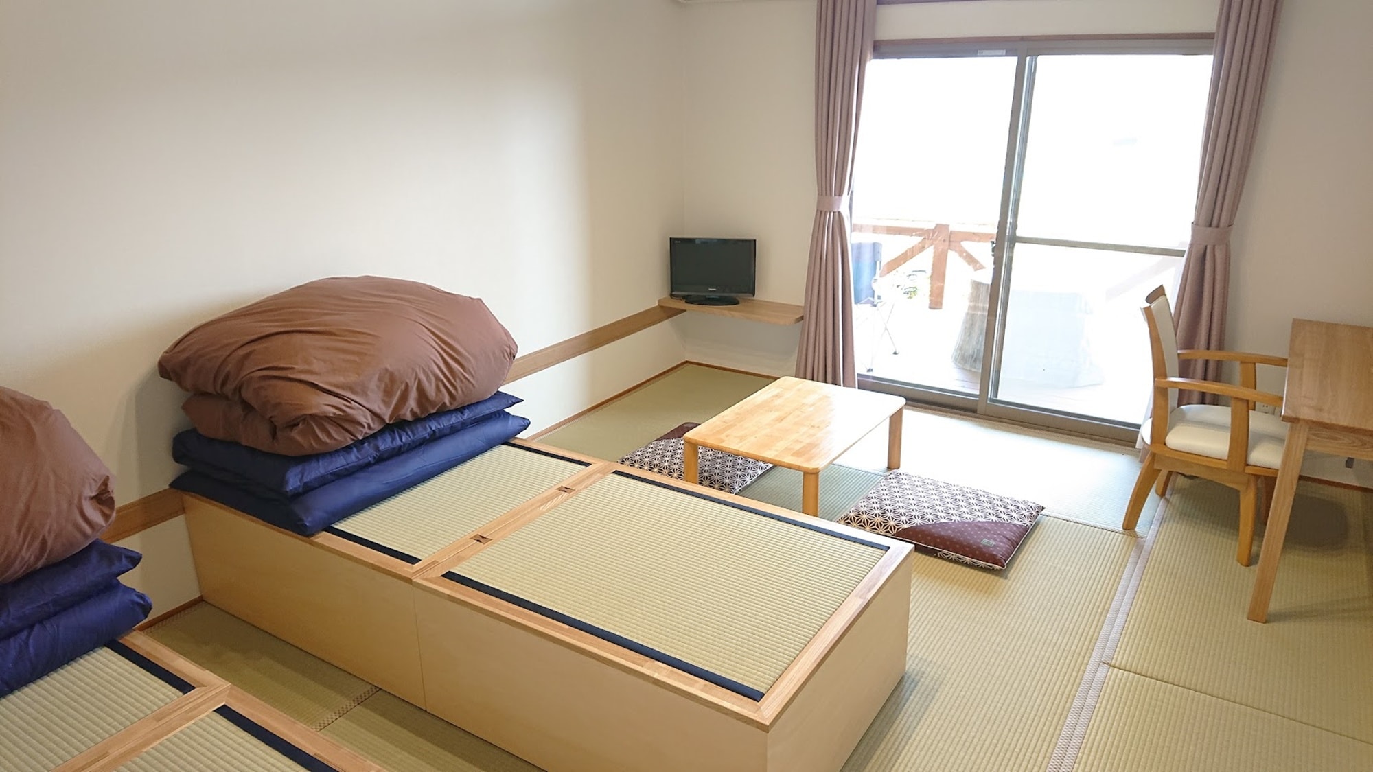 *[Non-smoking] Universal design 10 tatami Japanese-style room with twin beds / Work desk also provided.