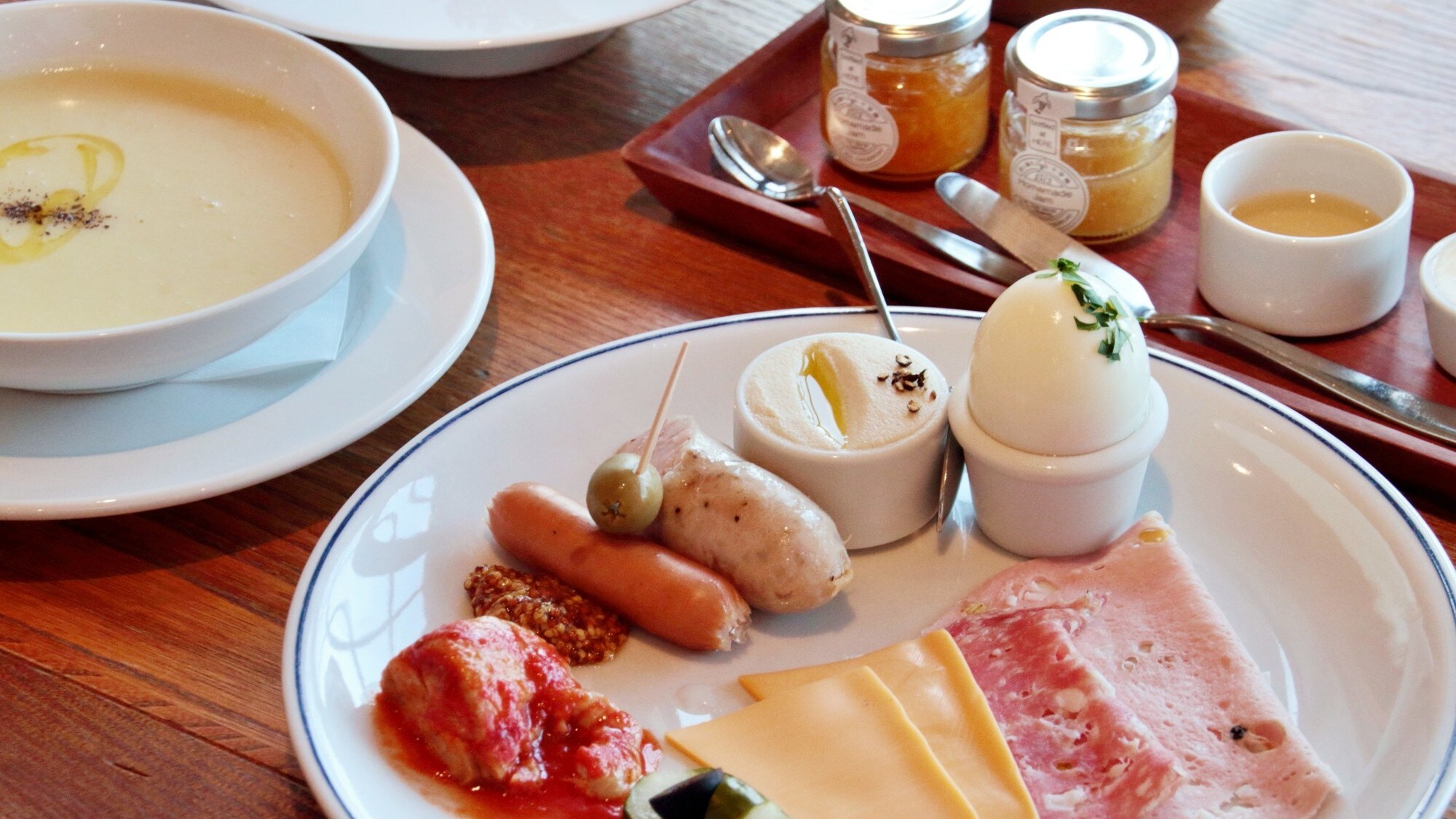 Đối với bữa sáng, vui lòng chọn giữa bữa sáng kiểu Tây "Breakfast" hoặc bữa sáng kiểu Nhật "Kamigotō Breakfast".