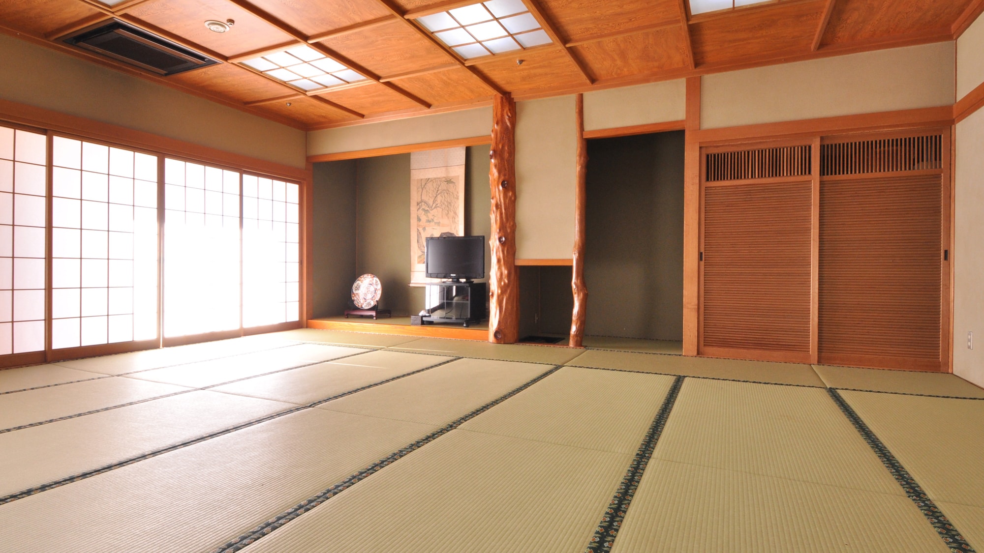 [South Building, Japanese-style room with 30 tatami mats] For large groups and students