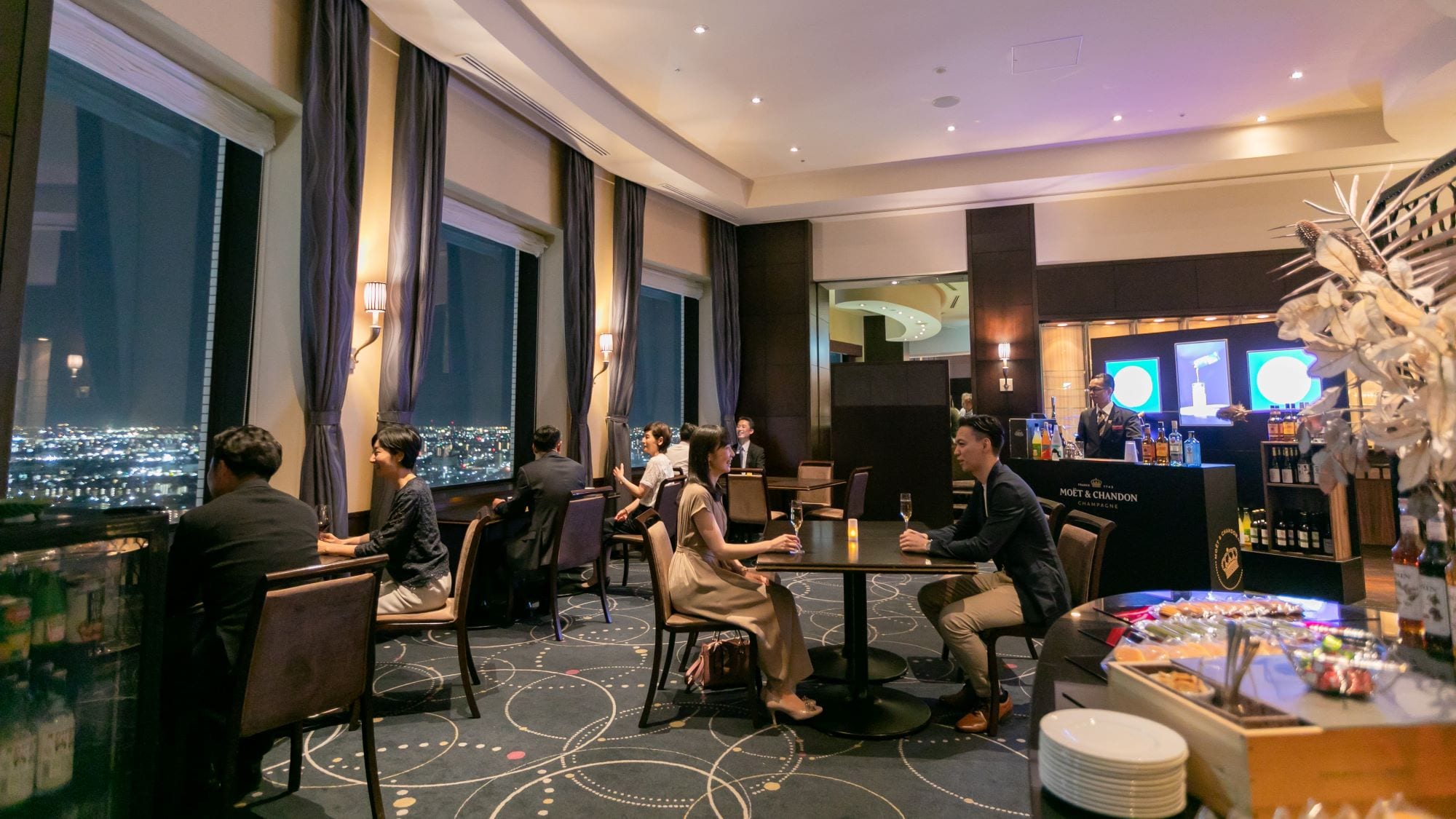 Wing Lounge on the 30th floor, a cocktail lounge exclusively for high-floor guests
