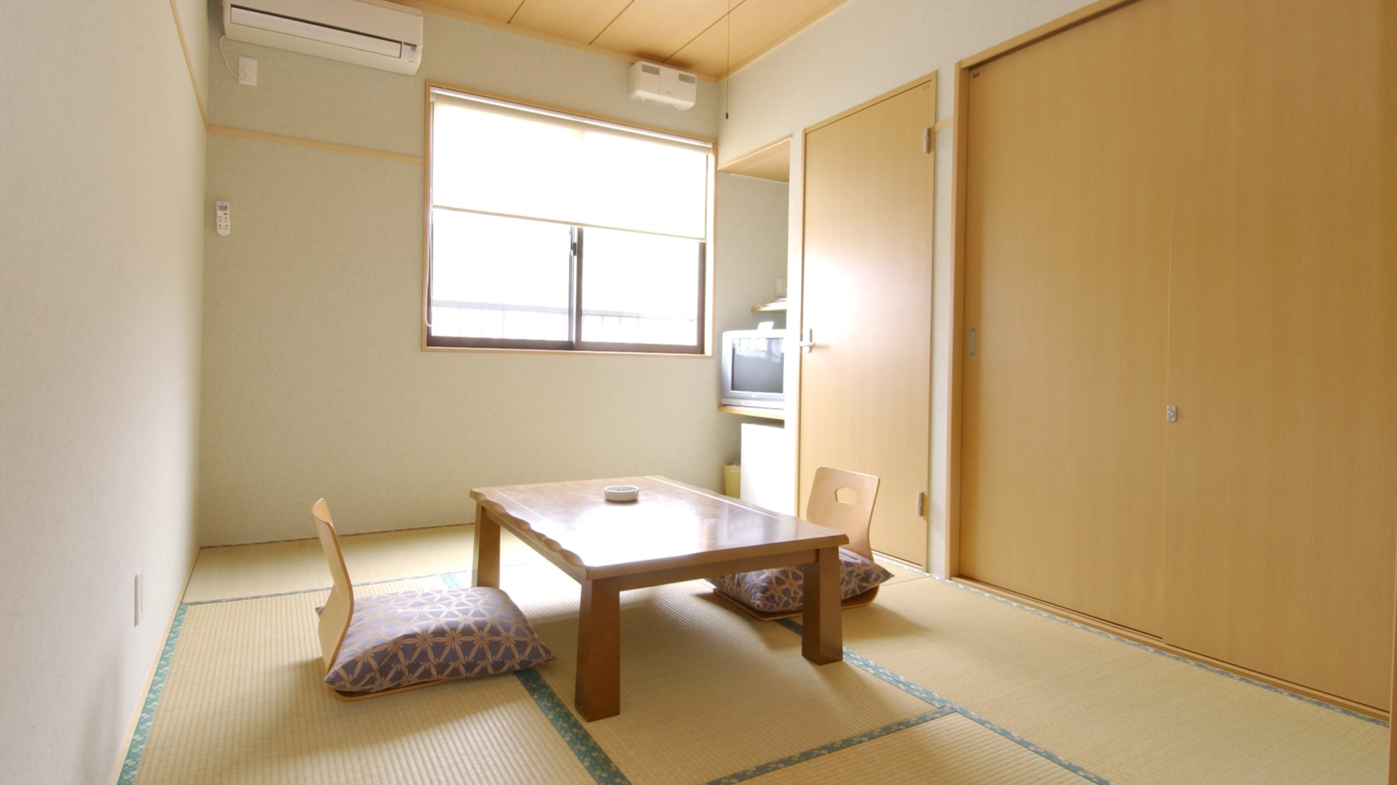 Example of a guest room: 6 tatami Japanese-style room. Perfect for solo travelers or business travelers.