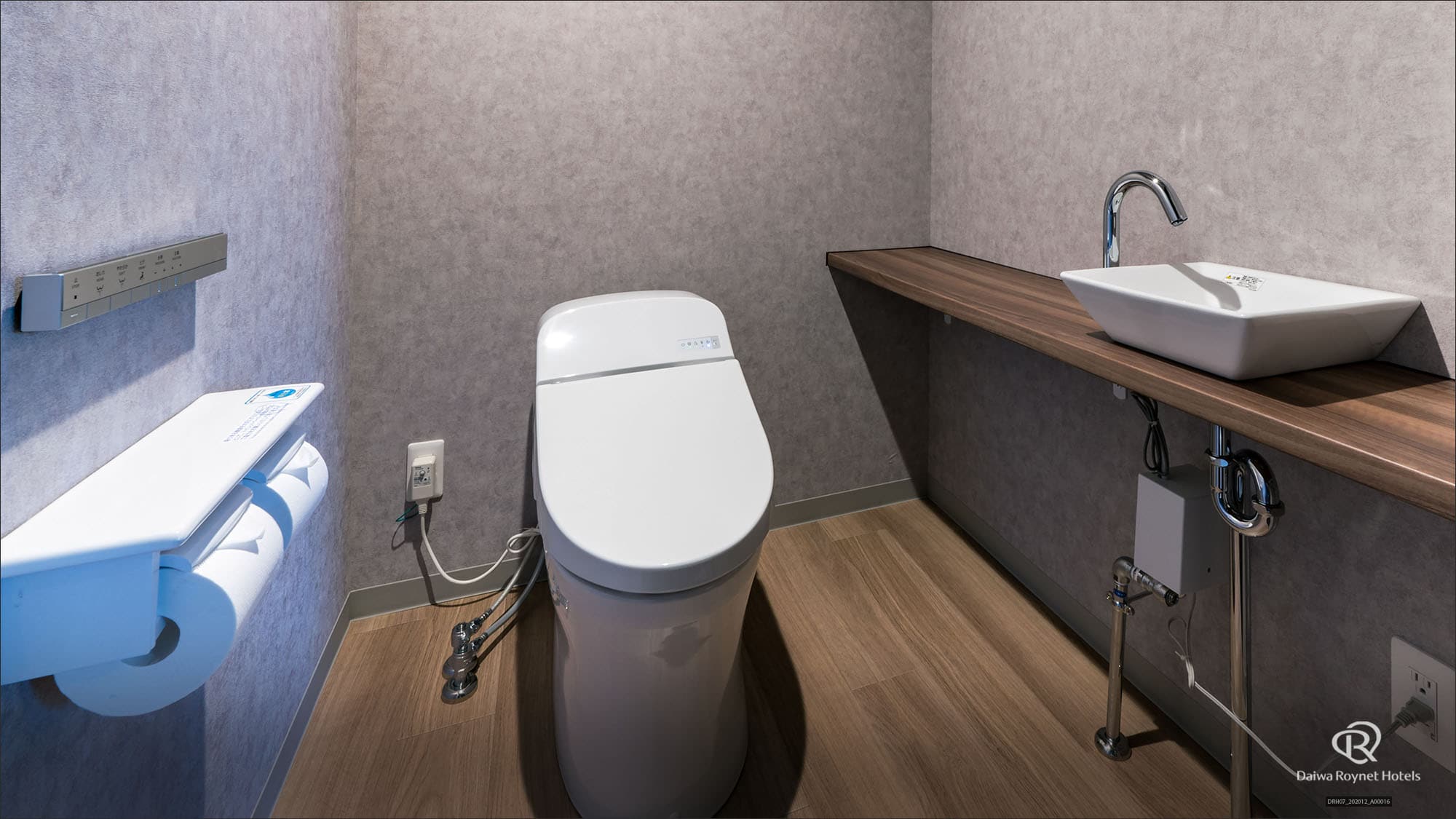 Toilet (executive, junior suite)