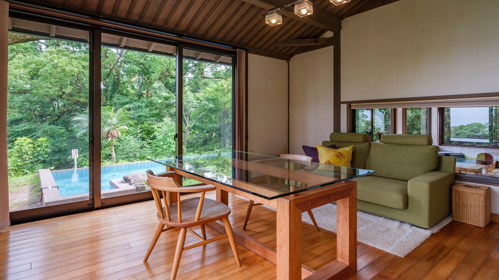 Separate type Western-style room with hot spring water pool, living room (example)
