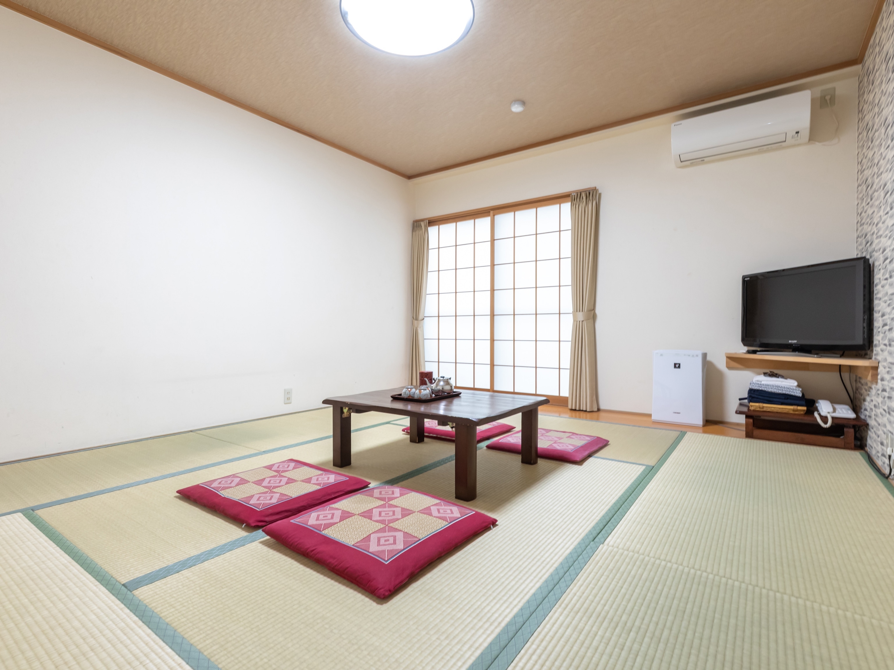[Non-smoking] Japanese-style room for 1 to 4 people (no bath or toilet)