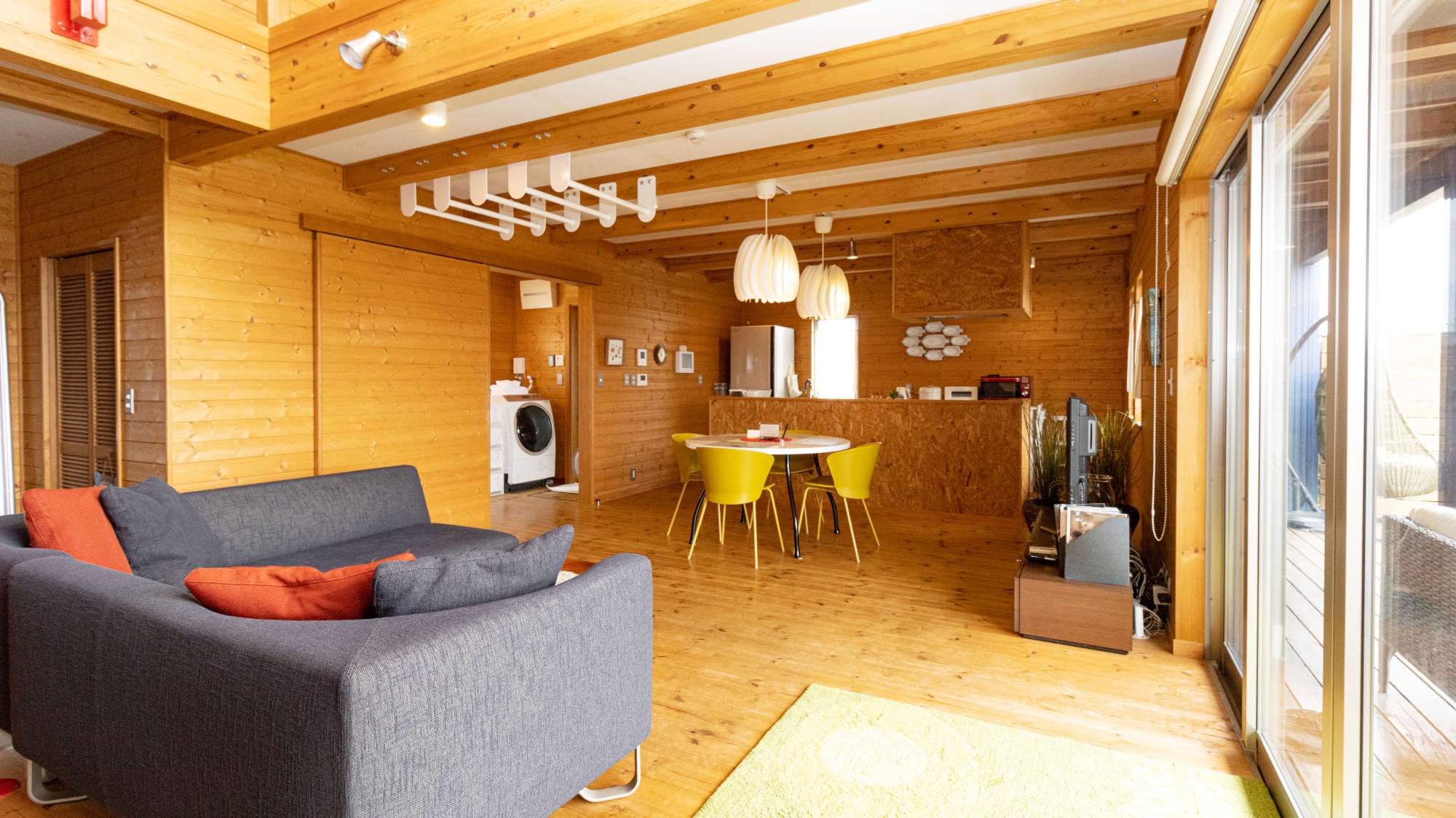 [Interior/1st floor] There is a kitchen and dining space that can accommodate multiple people, ensuring the spaciousness that only a villa can offer.