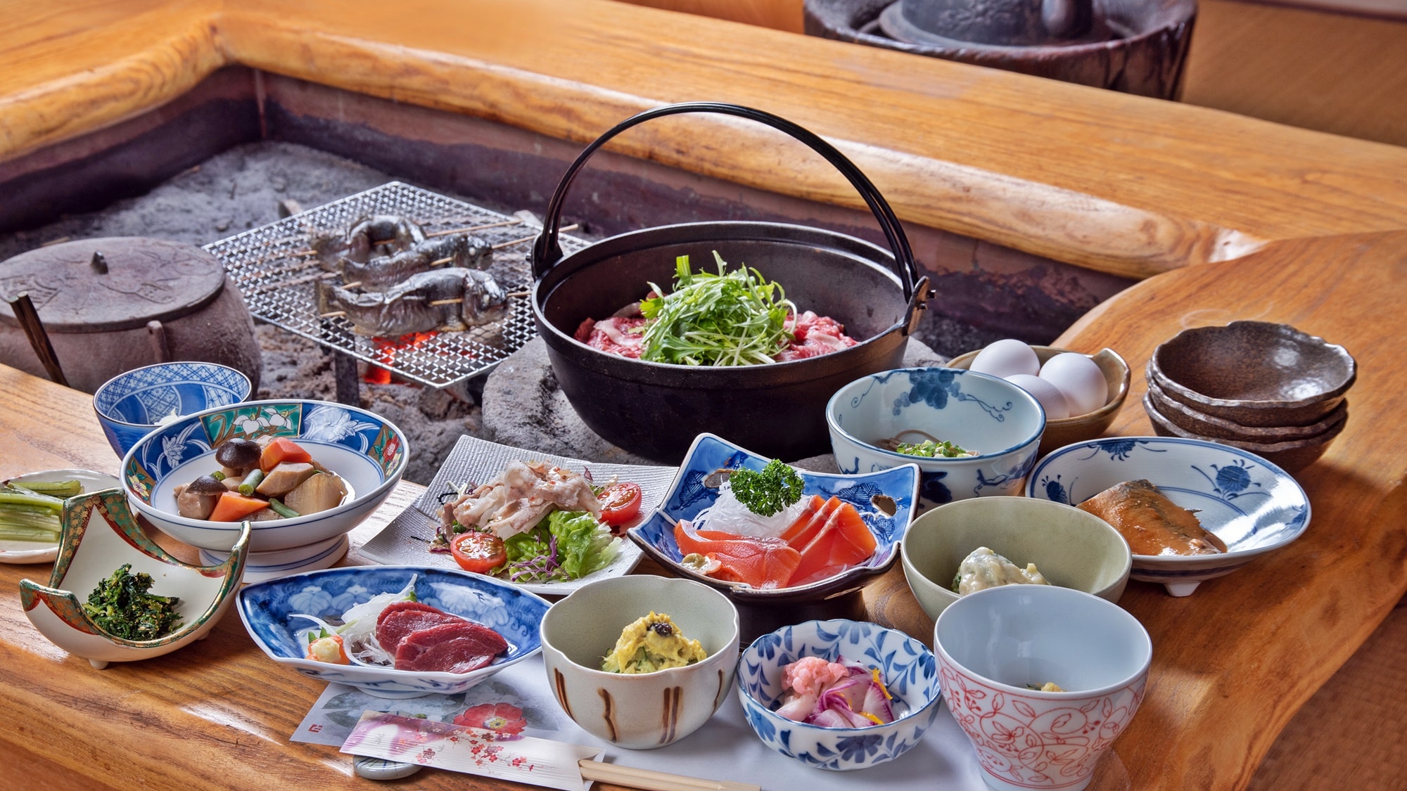 *晚餐/围炉怀石料理（每天限一组），以瓷盘上的烤河鱼和信州牛肉为主菜（夏季不提供烤河鱼）