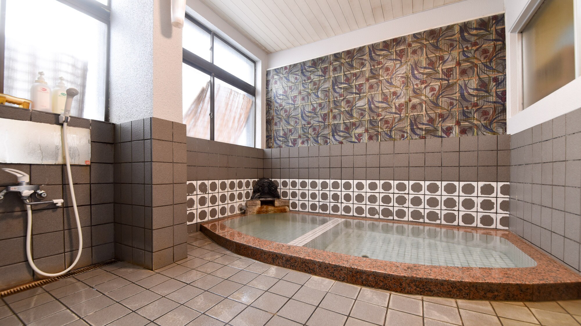* Men's bath / You can enjoy good quality hot water slowly.