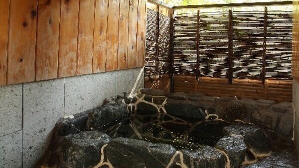 The stone open-air bath in the Momoyama room
