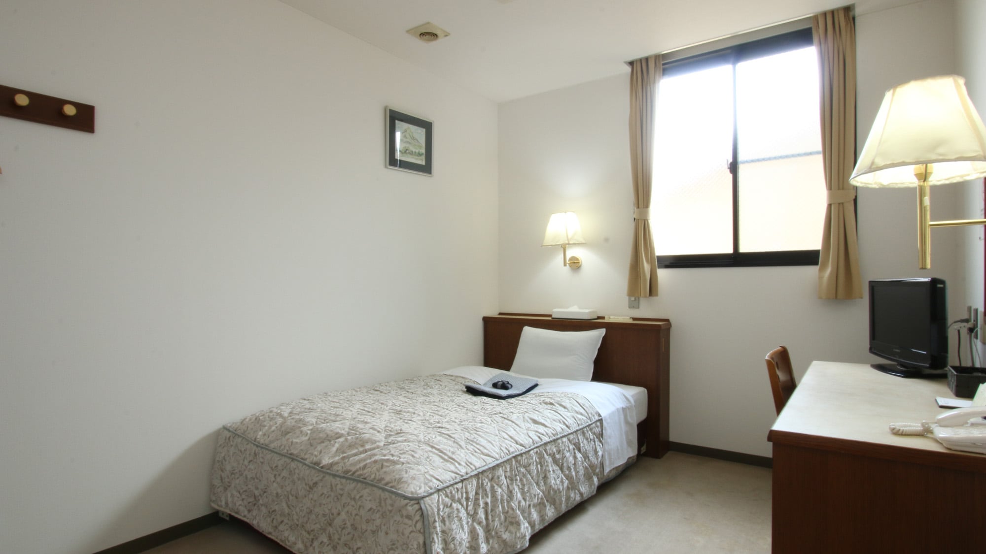 [ตัวอย่างห้องพักแบบตะวันตก] ห้องเดี่ยวสามารถเปลี่ยนเป็นห้องคู่ได้โดยใช้โซฟาเบด