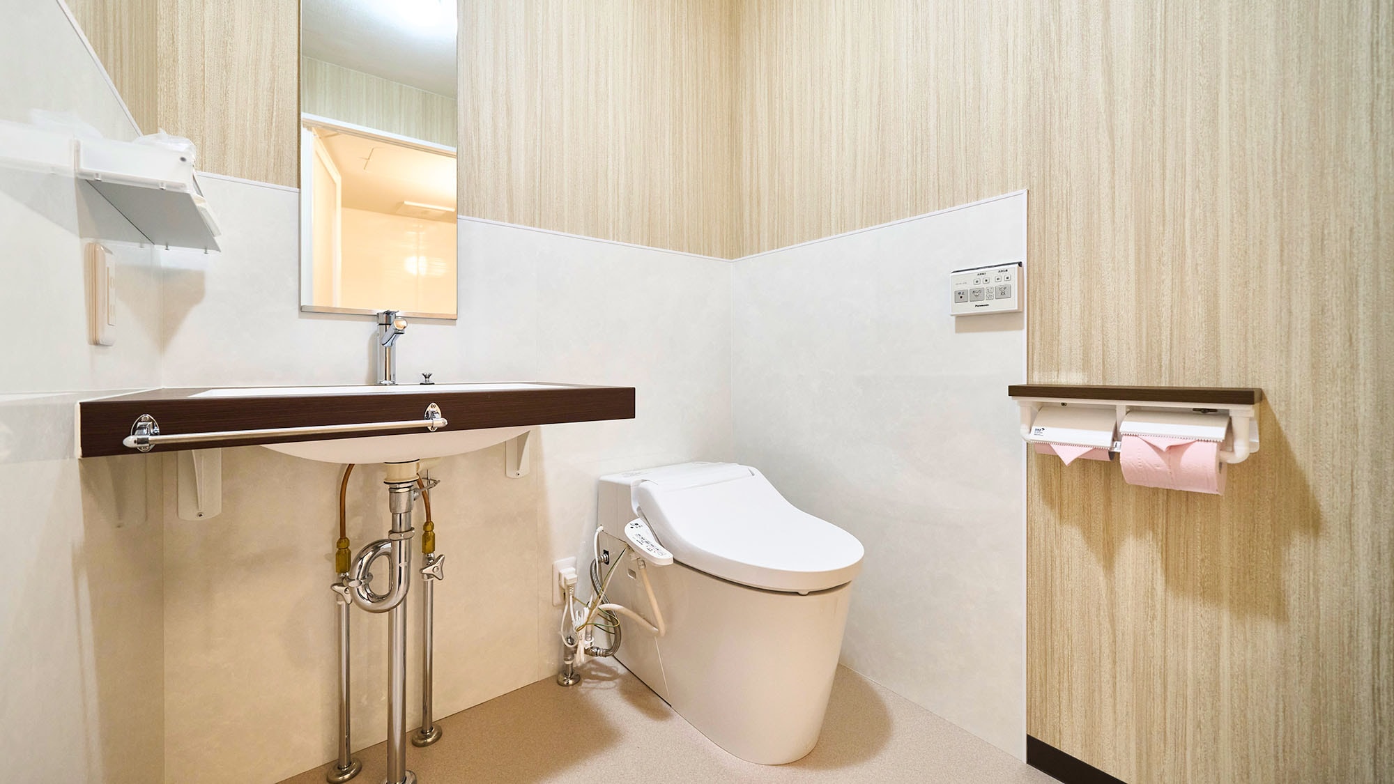 ・[浴室/厕所]宽敞舒适的厕所，配有马桶座和洗衣机。