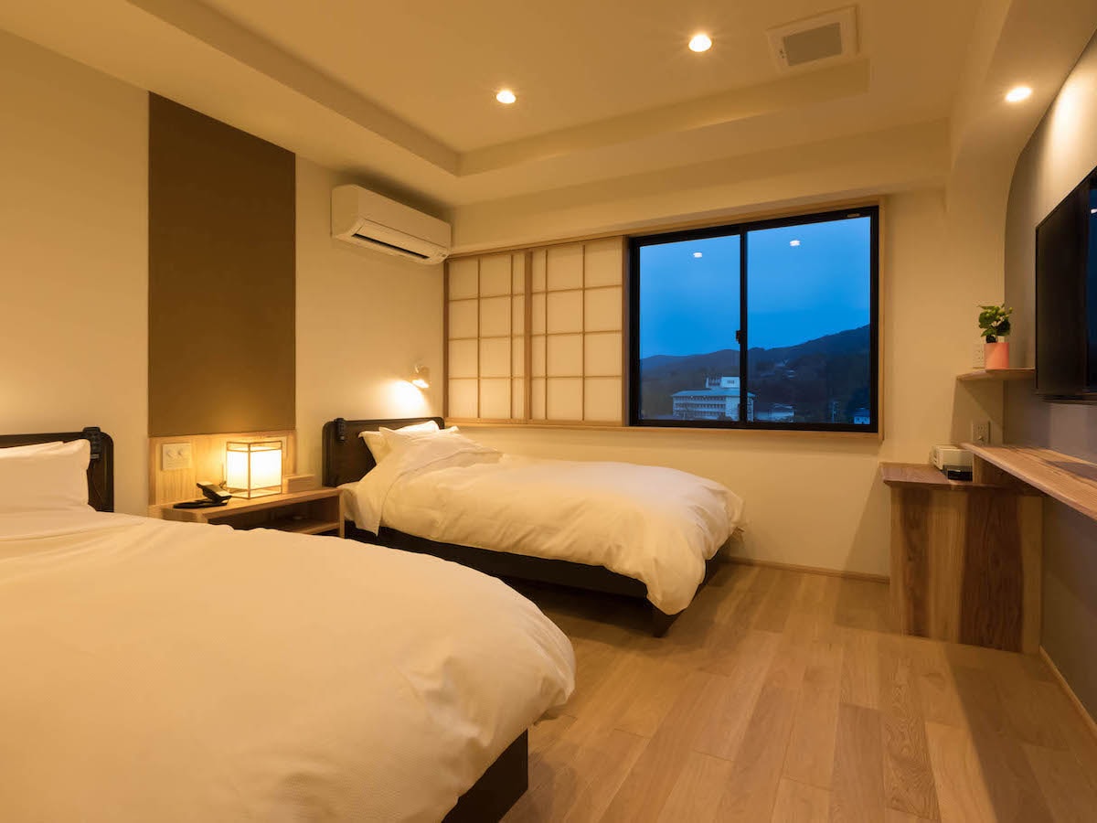 [Suite room with semi-open-air bath] Simmons bed with reclining function installed