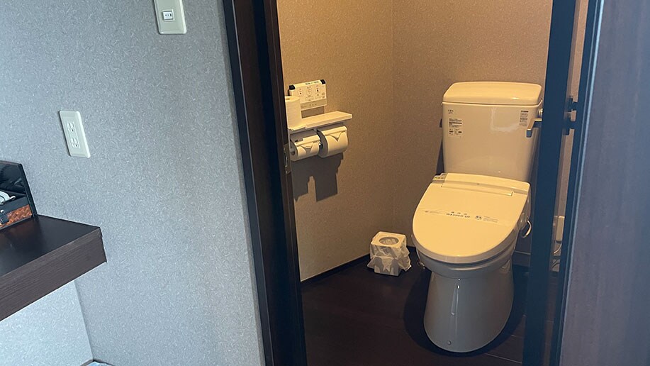 [An example of a deluxe family room] (Mountain side) Separate from the bathroom.