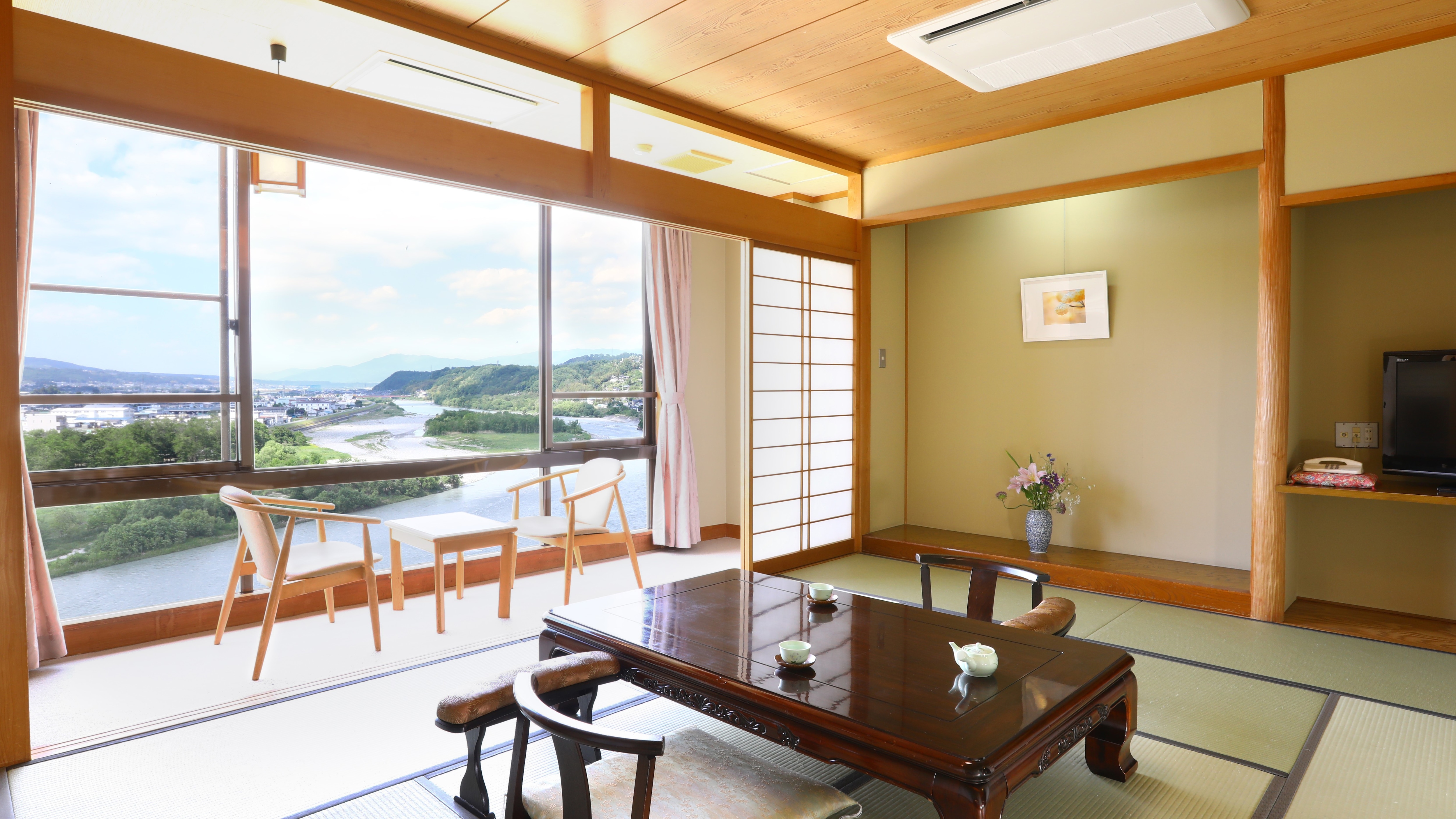 □ [Japanese-style room with a view of the Tenryu River] A room with a large glass window overlooking the magnificent Tenryu River and the Southern Alps.