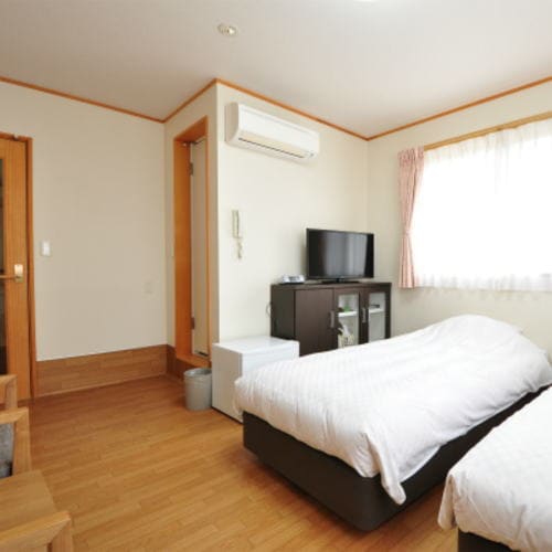 [Room 201] A bright room with two-sided lighting!