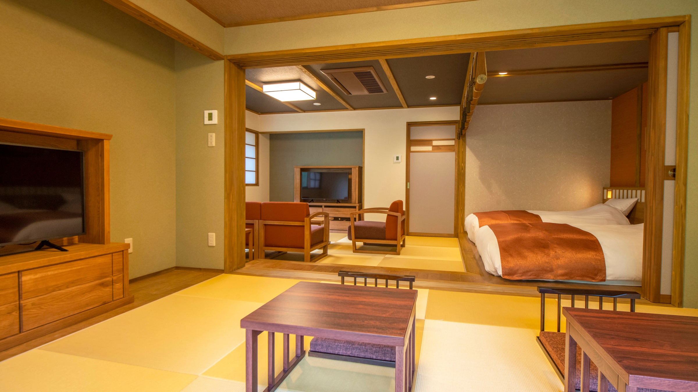 [Japanese-Western room] Two TVs are provided in the room so that you can watch TV even when you go to bed.
