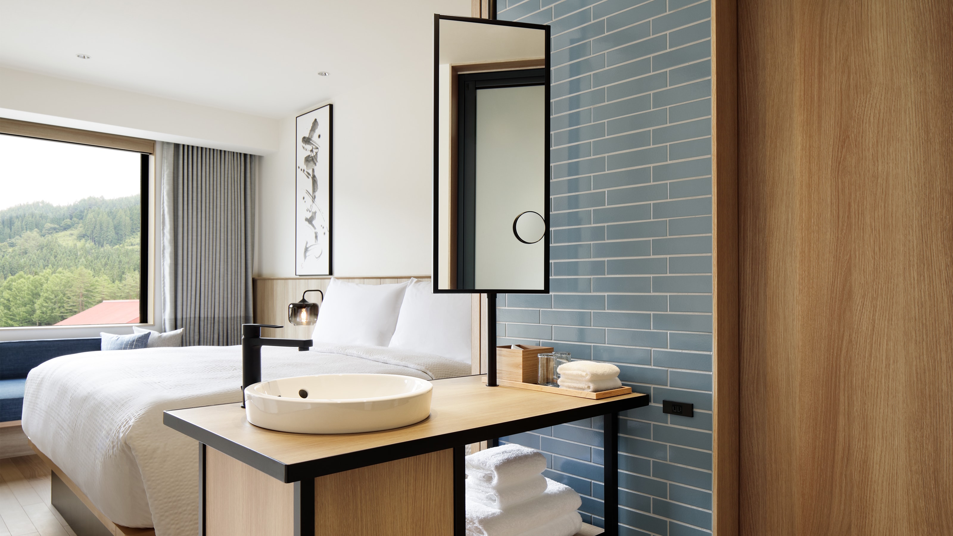 King Room: 25 square meters, non-smoking, bed width 180 cm. Relax in a simple yet warm space.