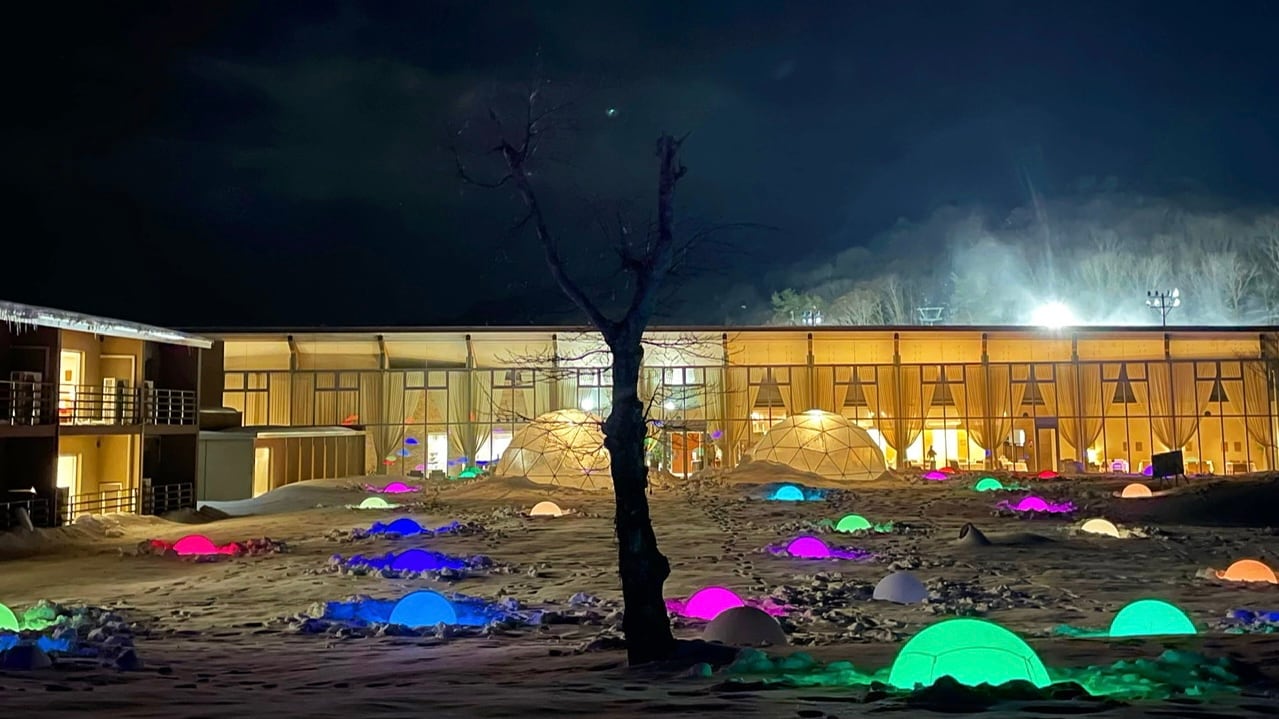 Hotel courtyard illumination