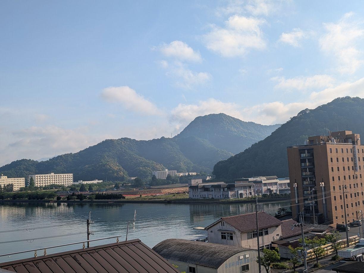 ホテルから見える海と山.jpg