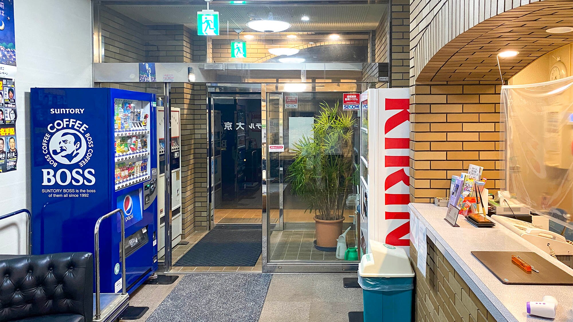 ・前台及入口：請在此辦理入住及退房