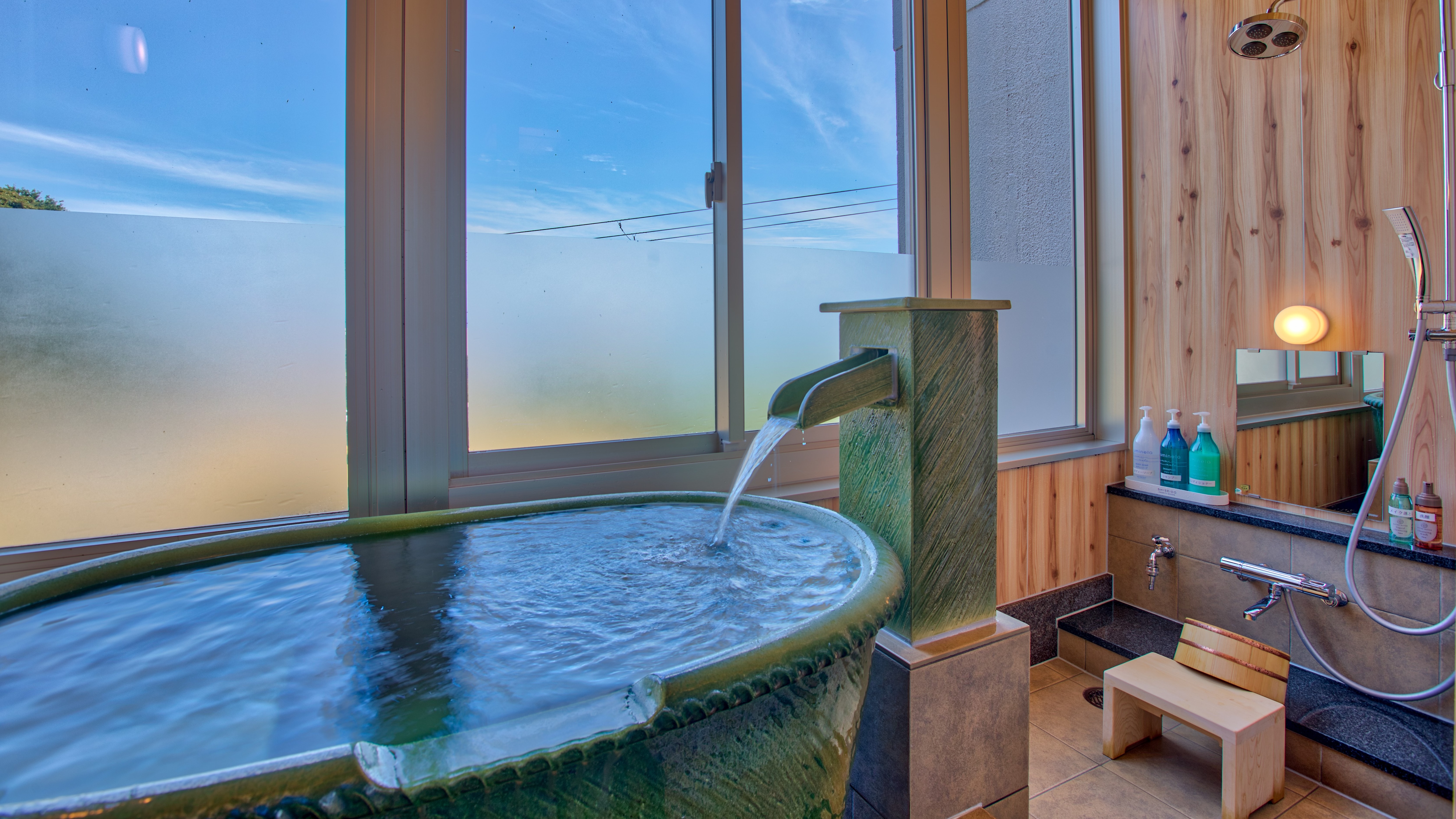 [An example of an open-air bath in a guest room] A panoramic bath made of Shigaraki ware! A spacious room with a mix of Japanese and Western styles