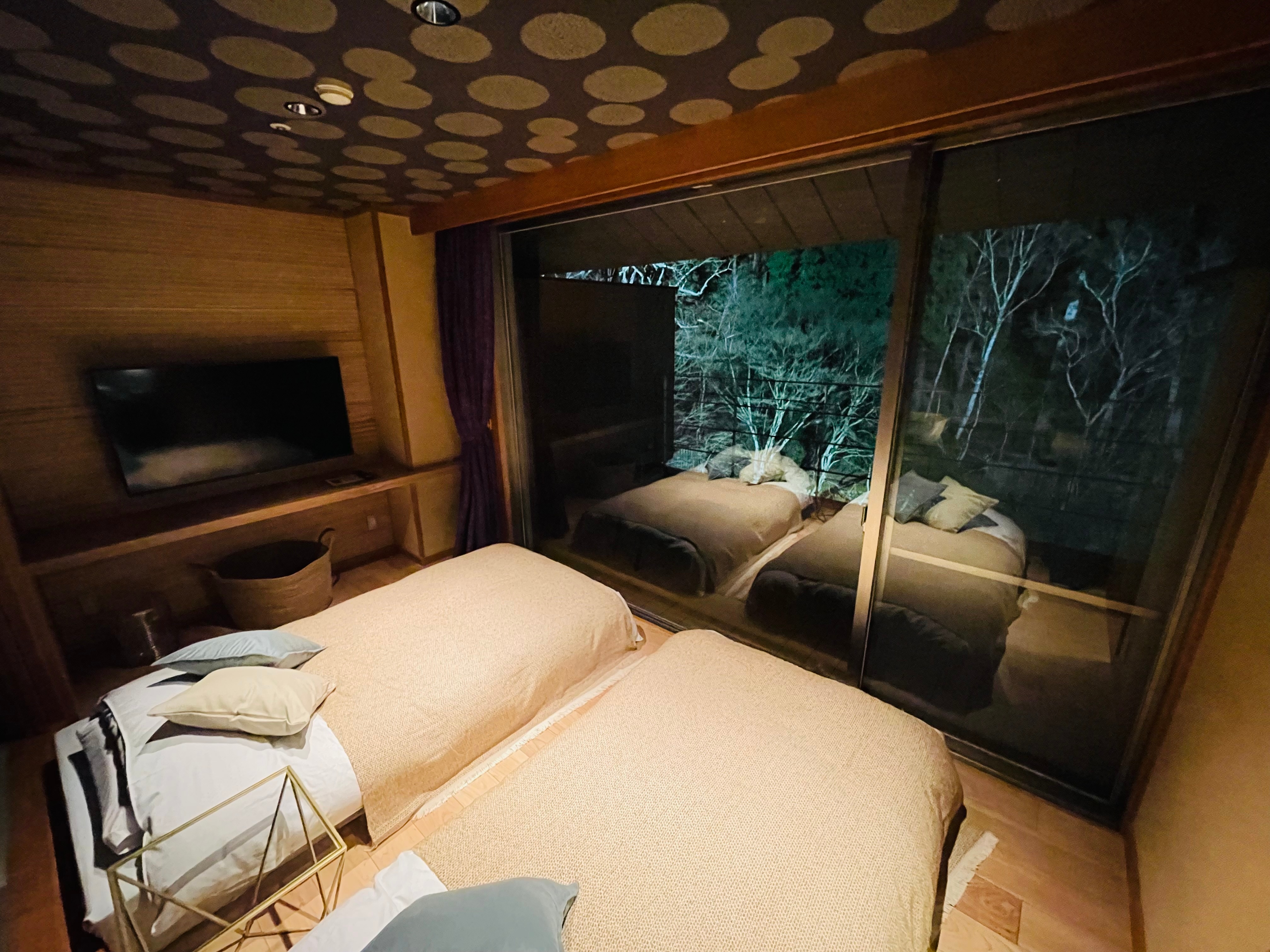 Semi-open-air hot spring & terrace + garden with Japanese bed Illuminated from the guest room (image)