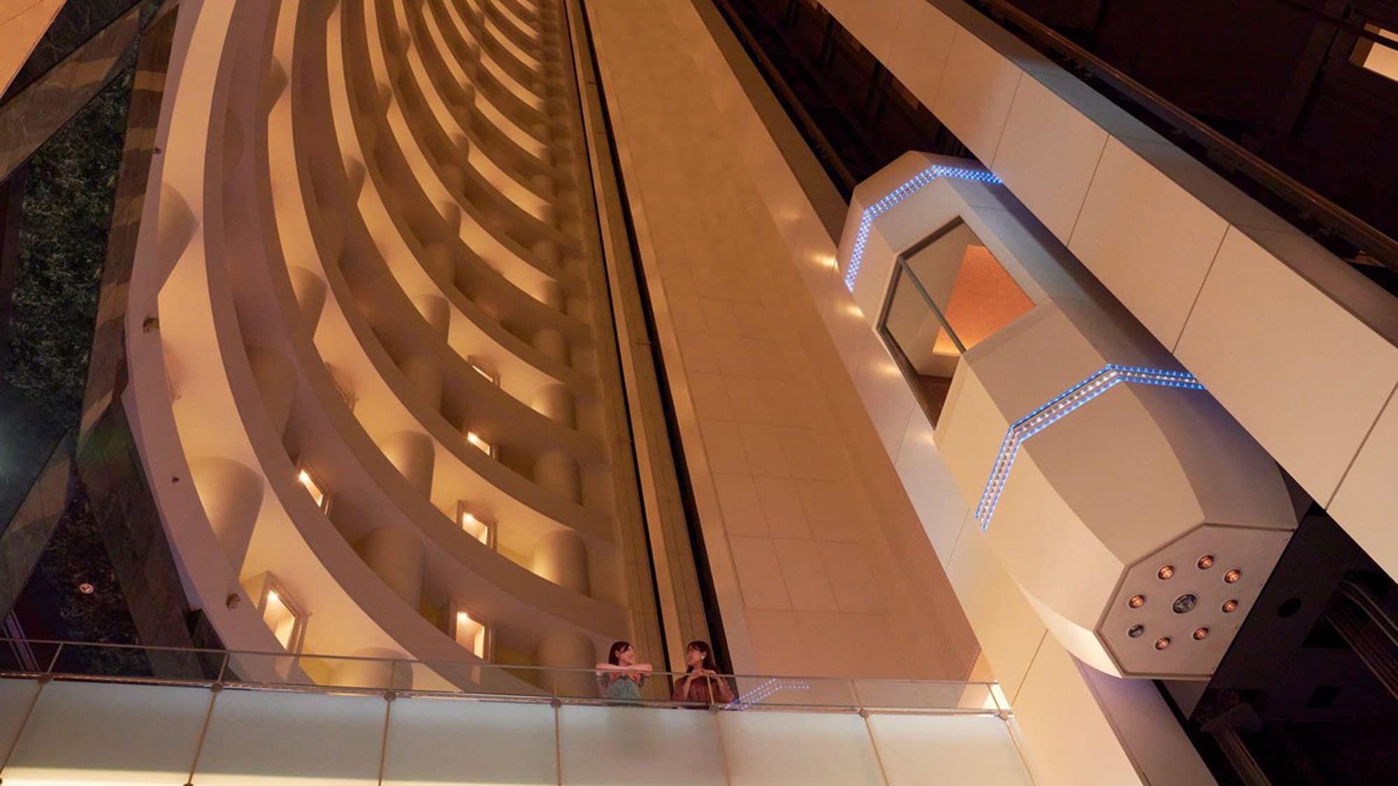 Một thang máy trong suốt, tốc độ cao dẫn lên tầng cao nhất