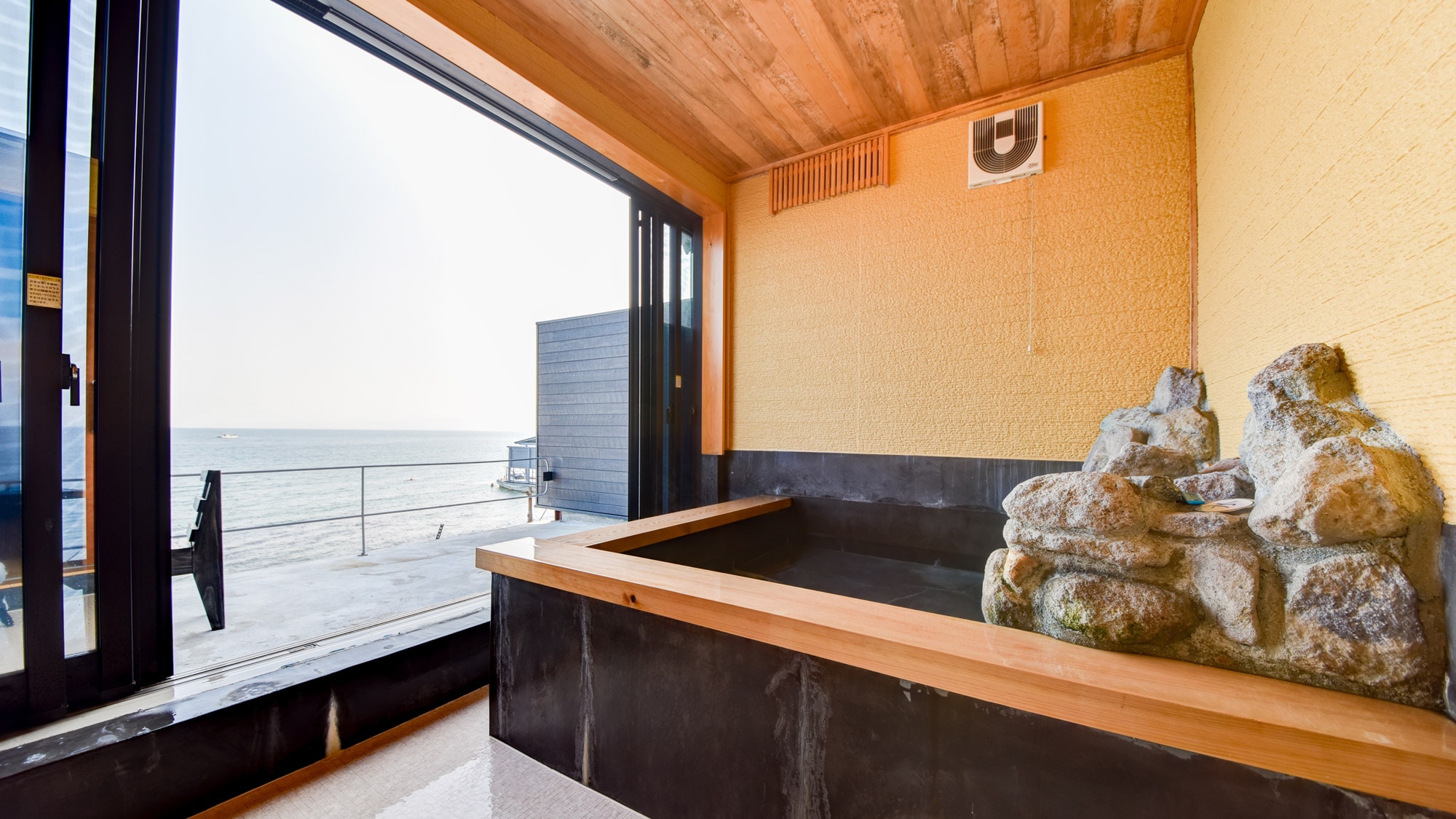 *帶半露天浴池（帶閣樓）的小屋範例