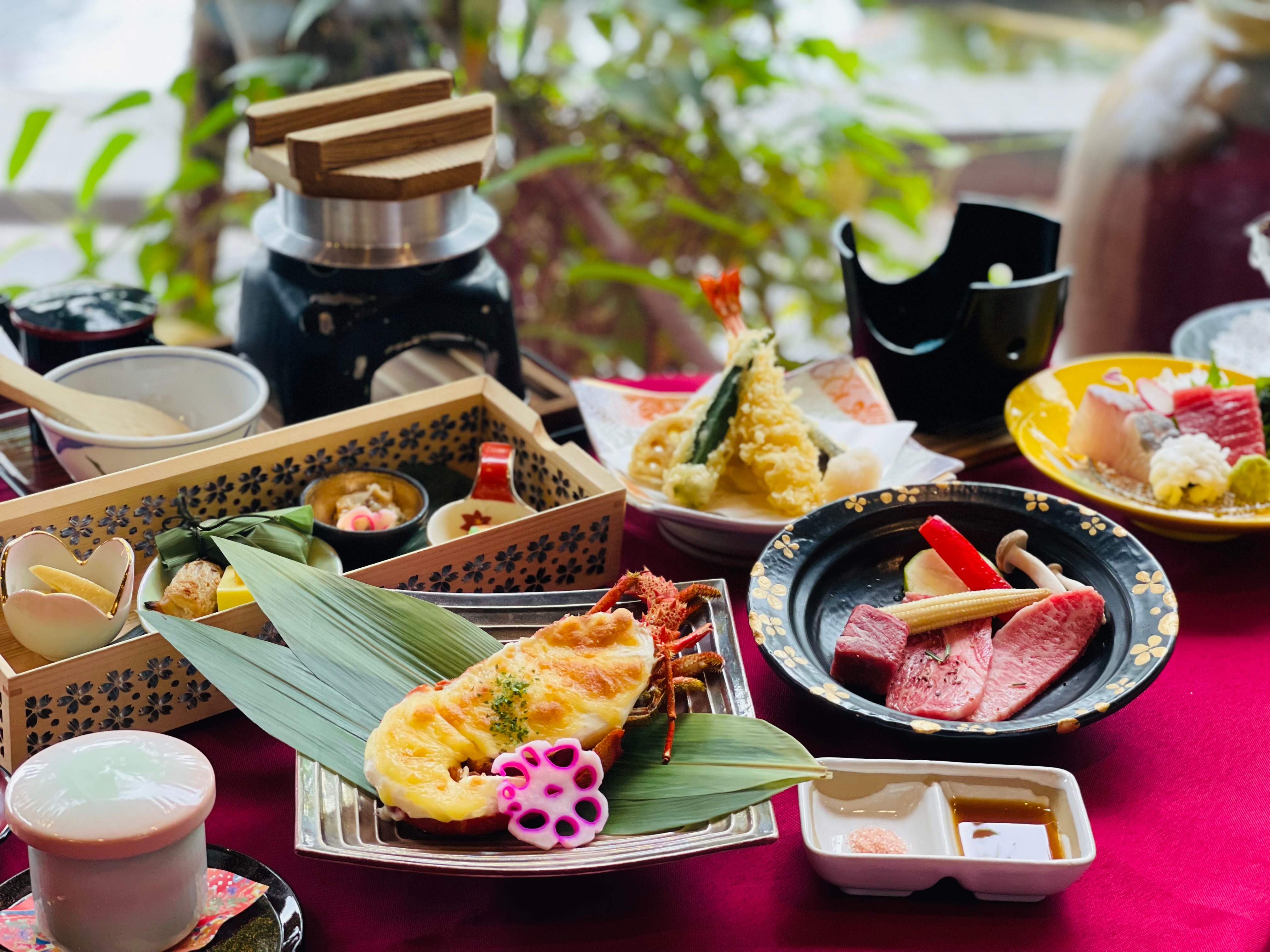 Bộ đồ ăn Trung Quốc gồm tôm hùm nướng và thịt bò đen Nhật Bản