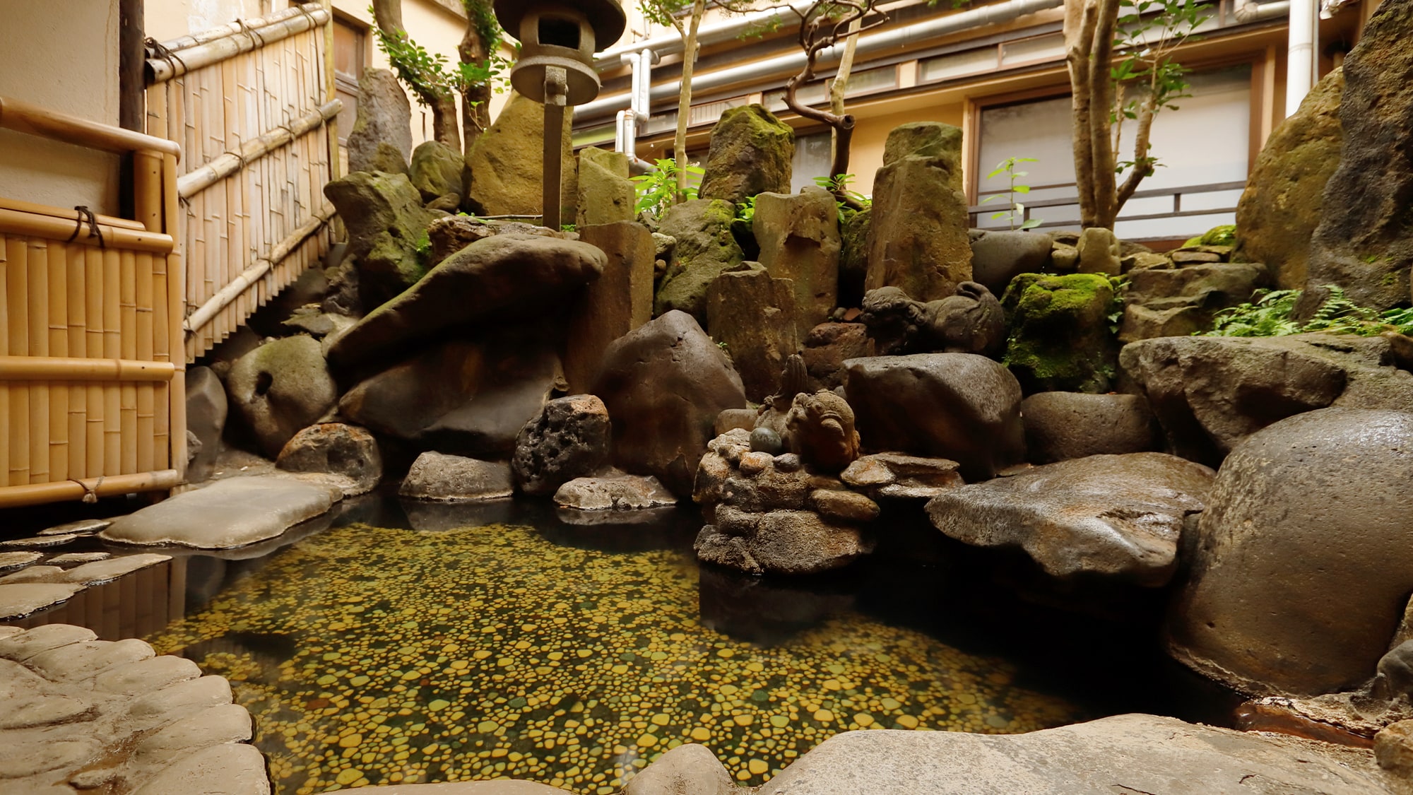 [Ishiwari no Yu] A beautiful open-air bath in the inner garden with stonework dating back to the Taisho period. Currently used as a foot bath.