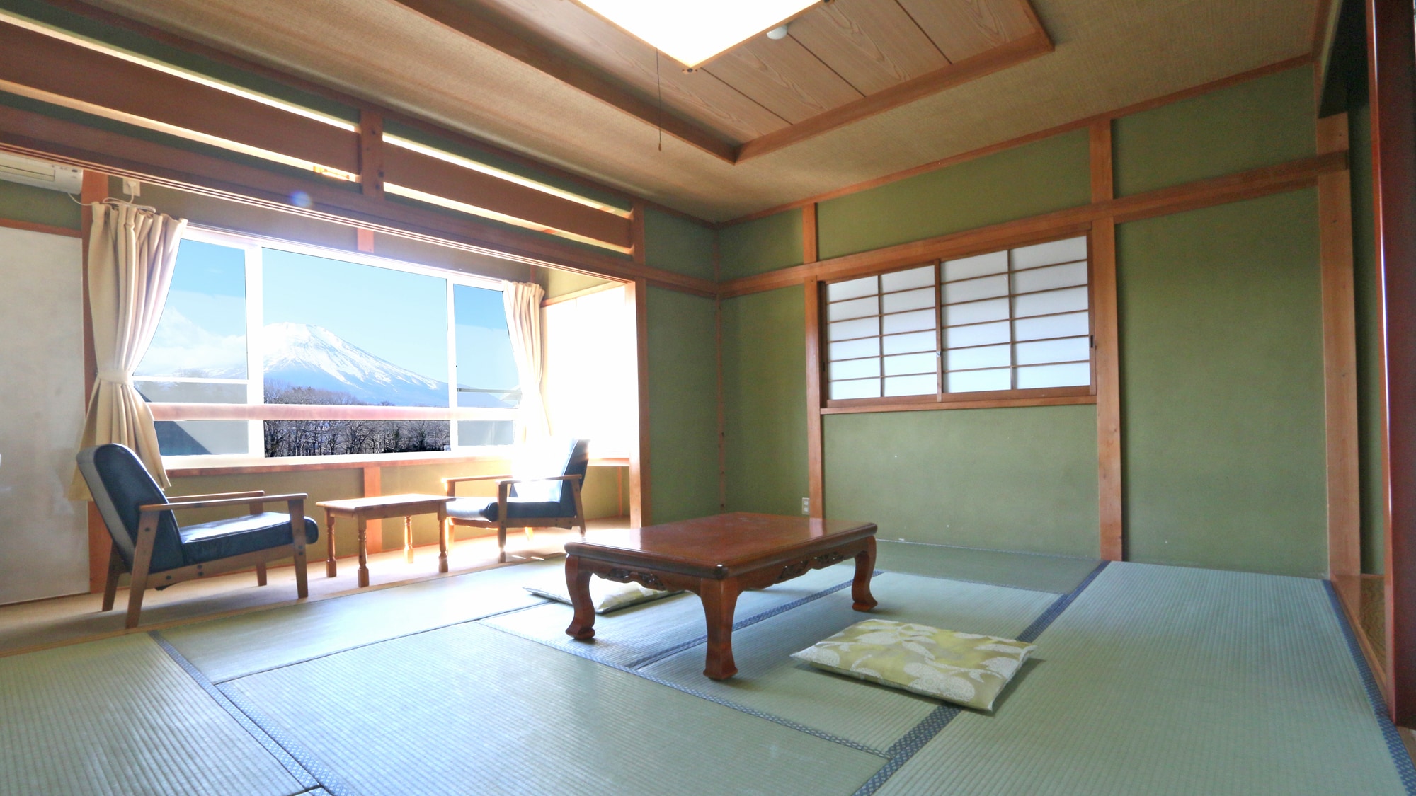 Japanese-style room: Enjoy a relaxing stay